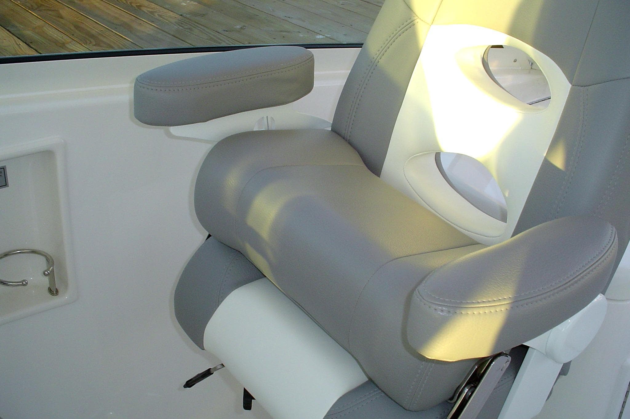 2024 Albemarle 27 Dual Console boat seat with armrests and cup holders.