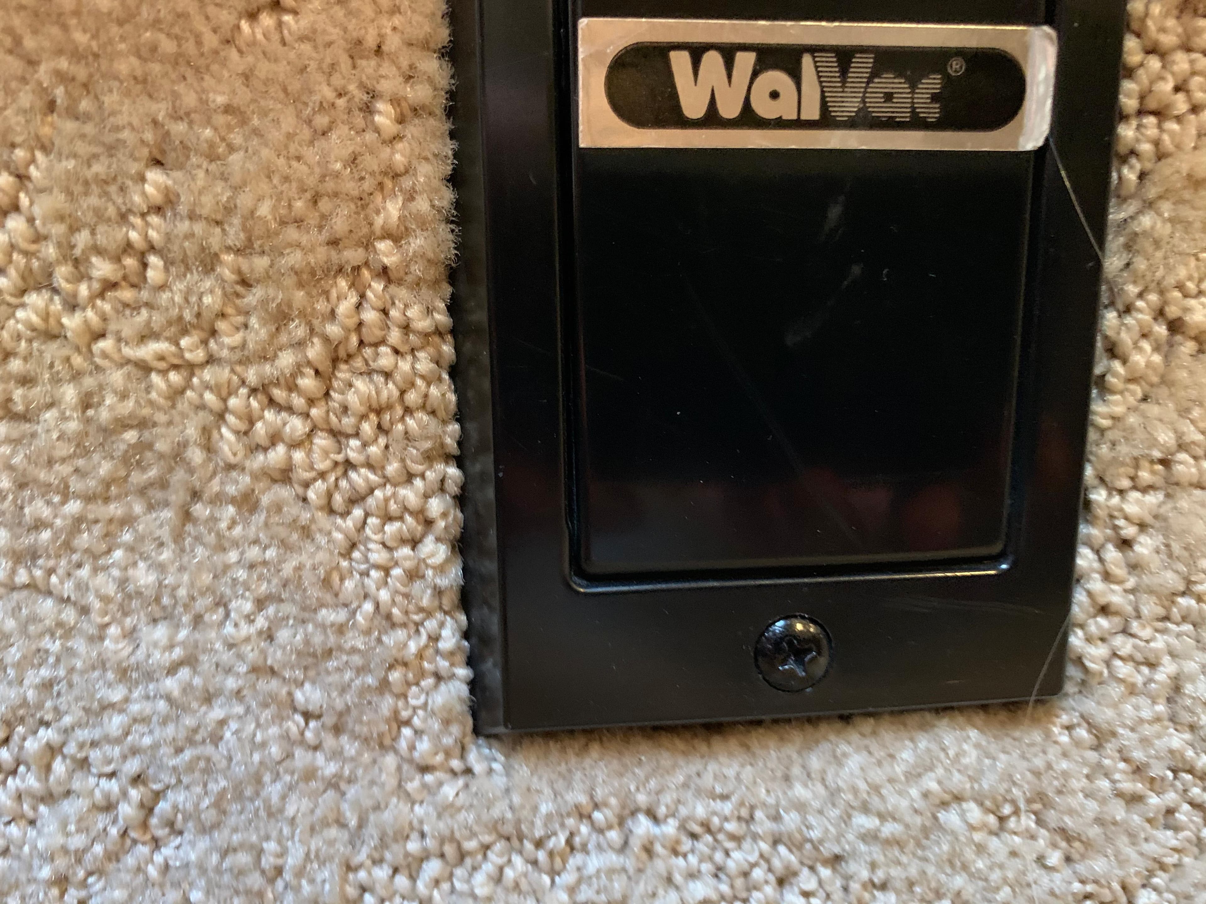 Wall vacuum outlet on carpeted surface in 2005 Formula 34 Performance Cruiser.