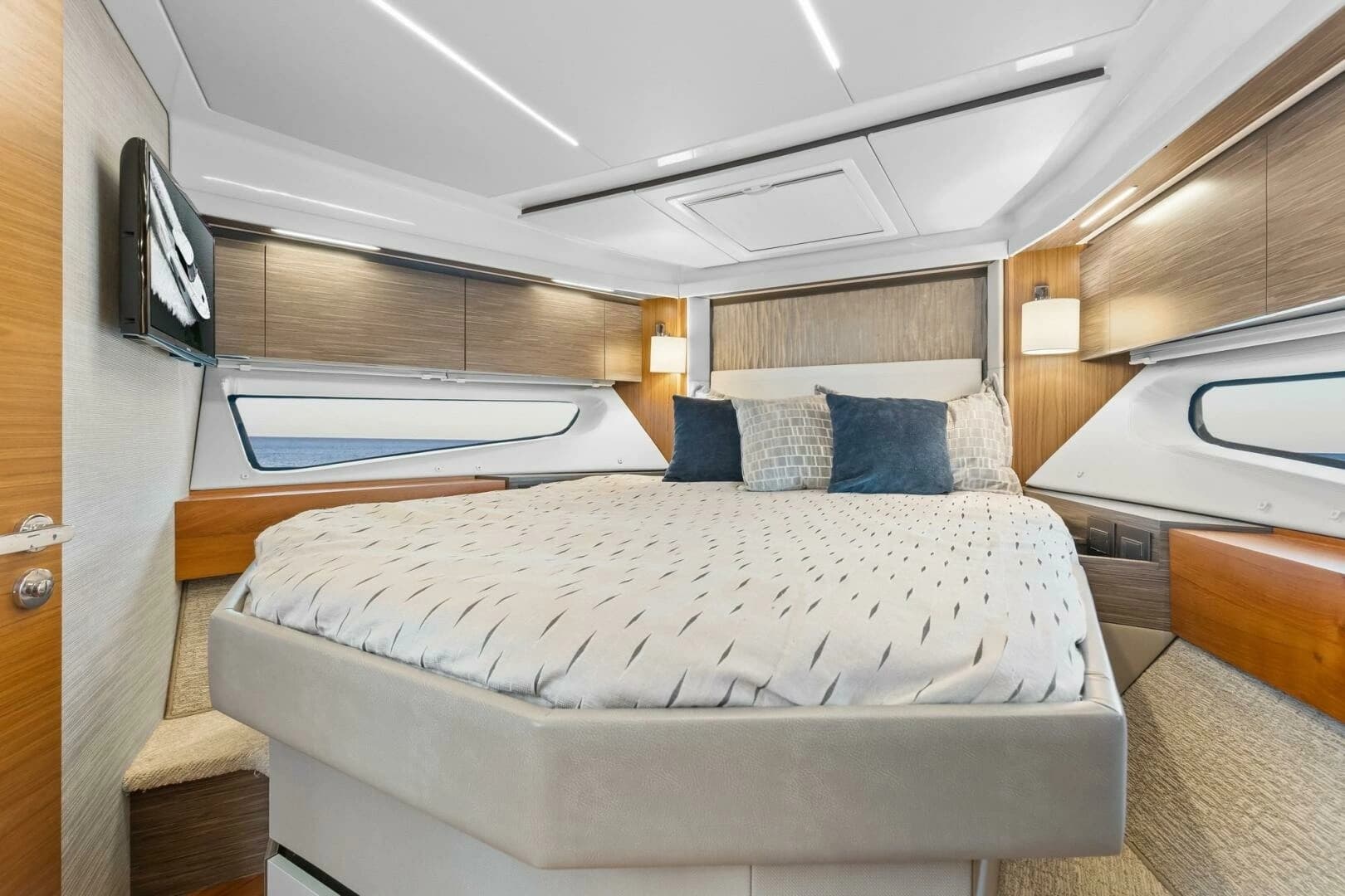 2019 Tiara Yachts C49 Coupe - Image 22