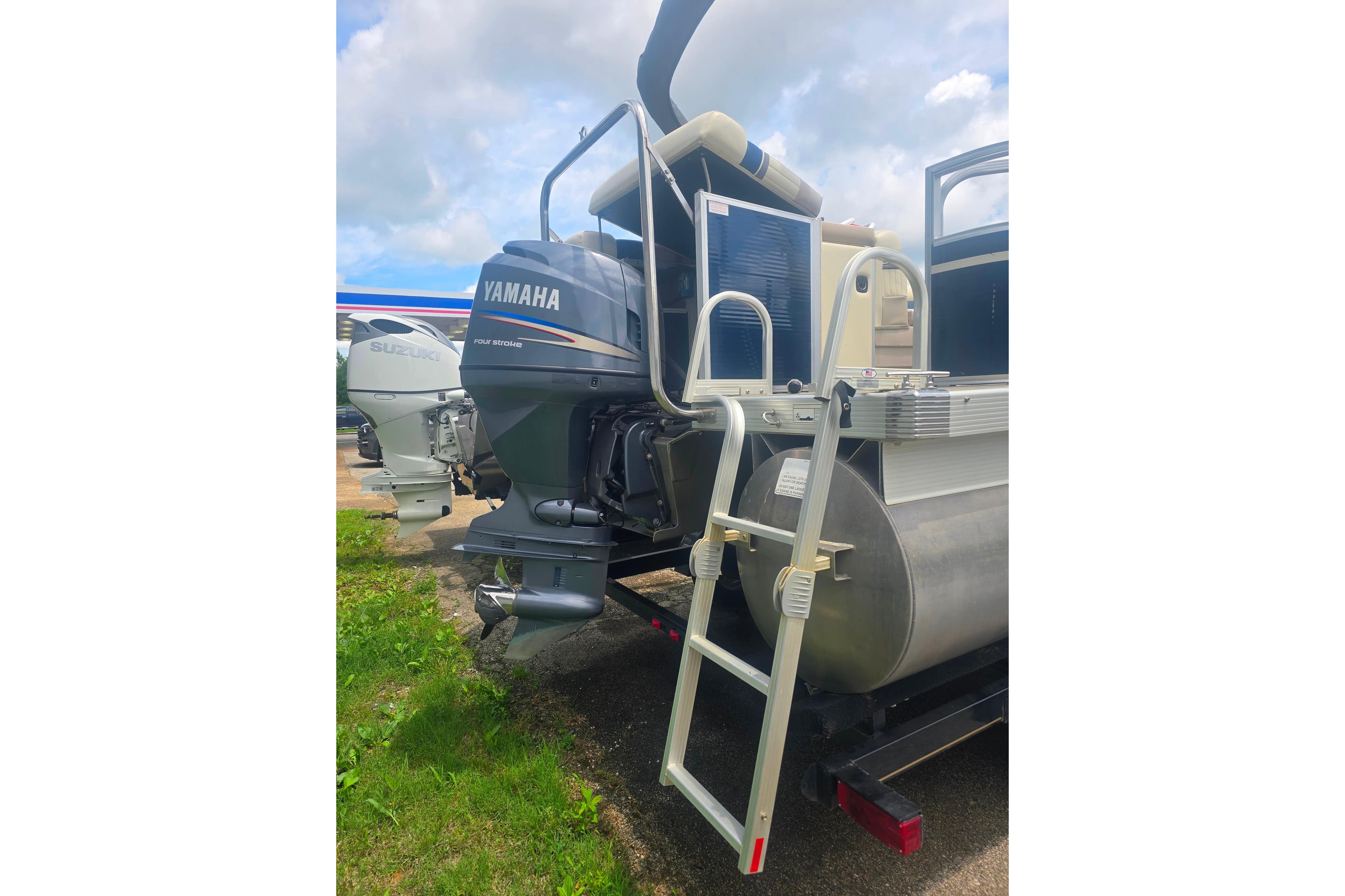 2009 Bennington 2275SL pontoon boat with Yamaha outboard motor and boarding ladder.