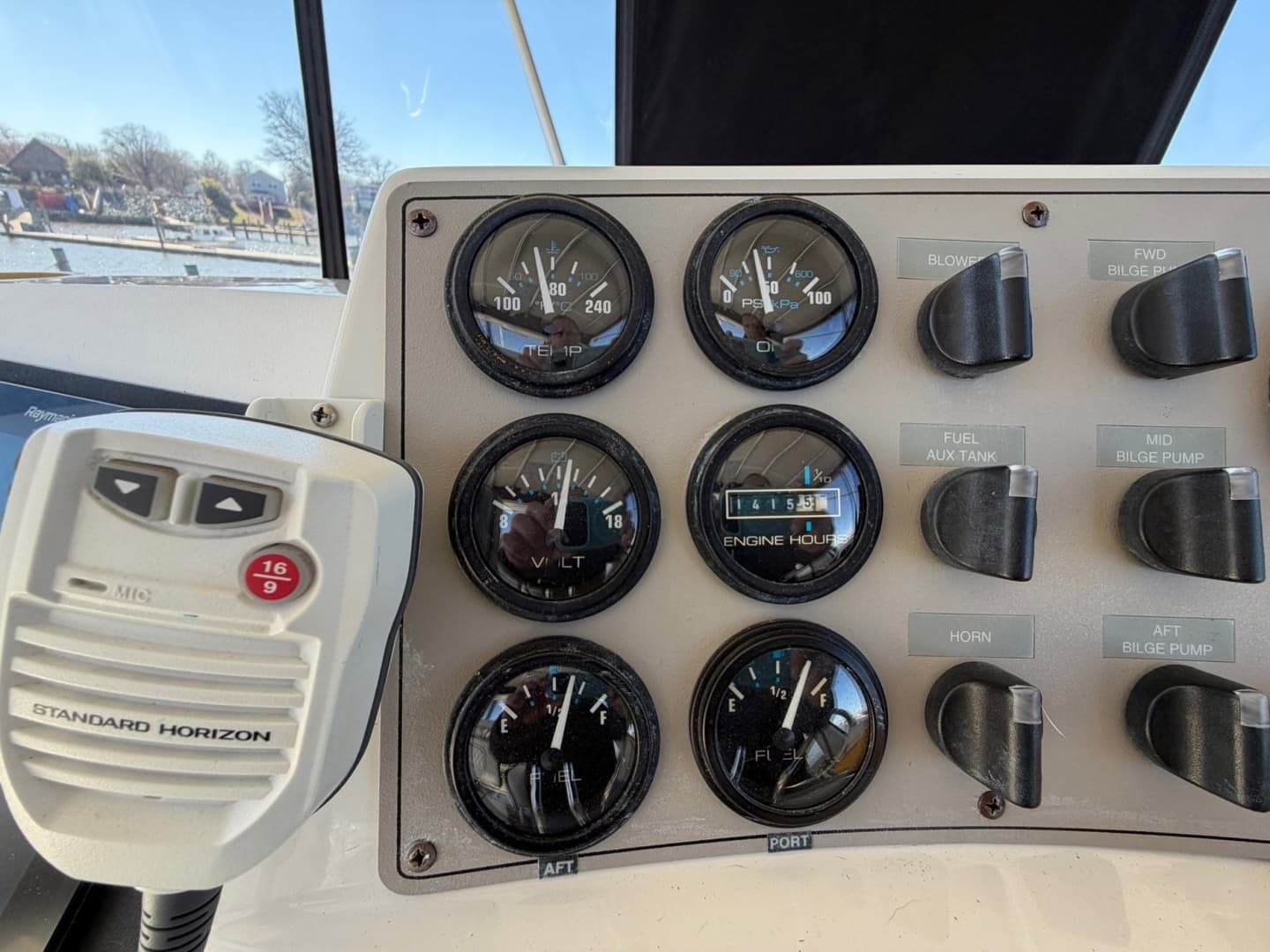 1997 Carver 400 Cockpit MY - Image 24