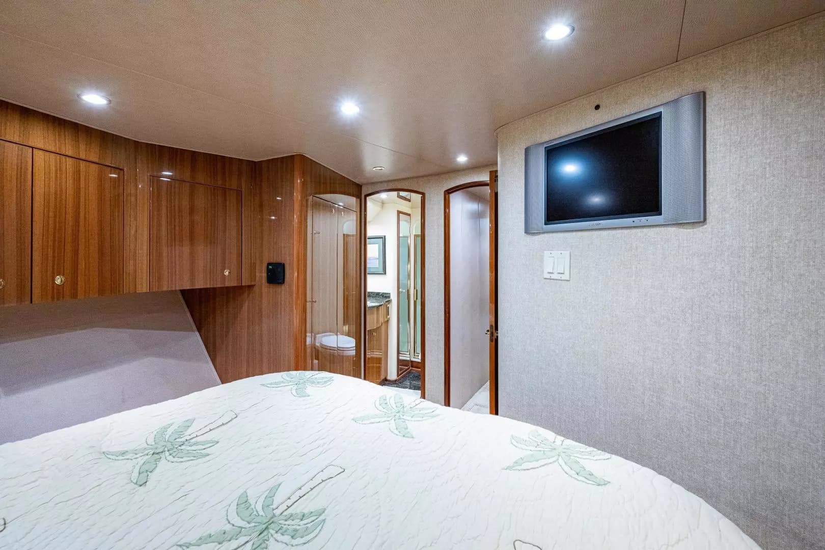 2005 Viking 74 Convertible - Image 20
