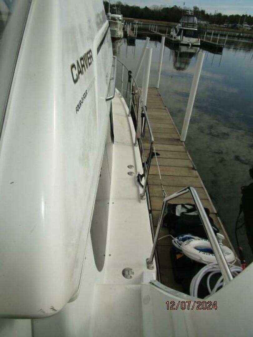 1999 Carver 40 Cockpit - Image 11