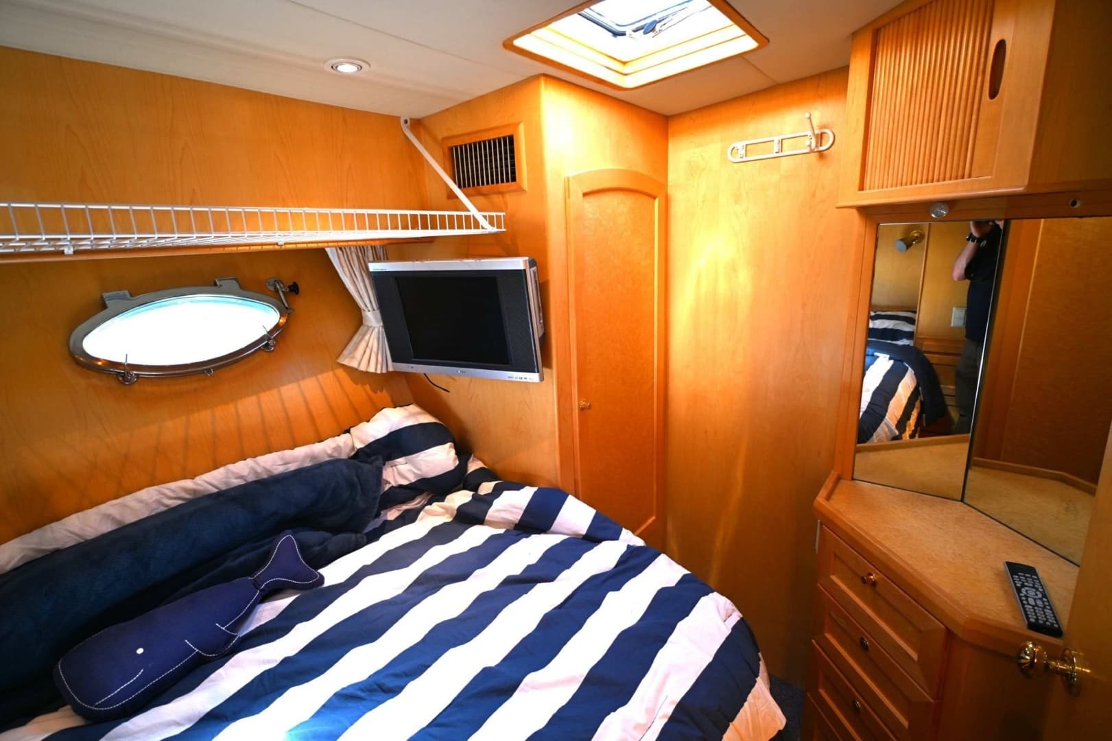 1999 McKinna 47 Sedan - Image 31
