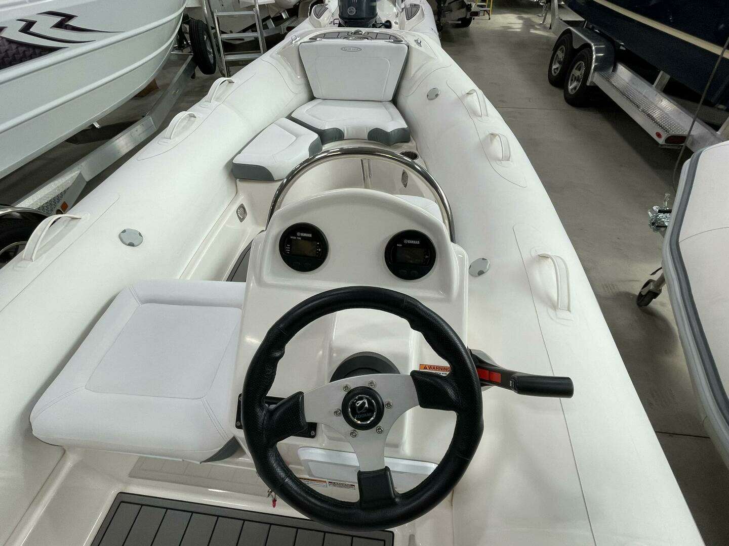 2025 Zodiac Yachtline 490 Deluxe NEO - Image 8