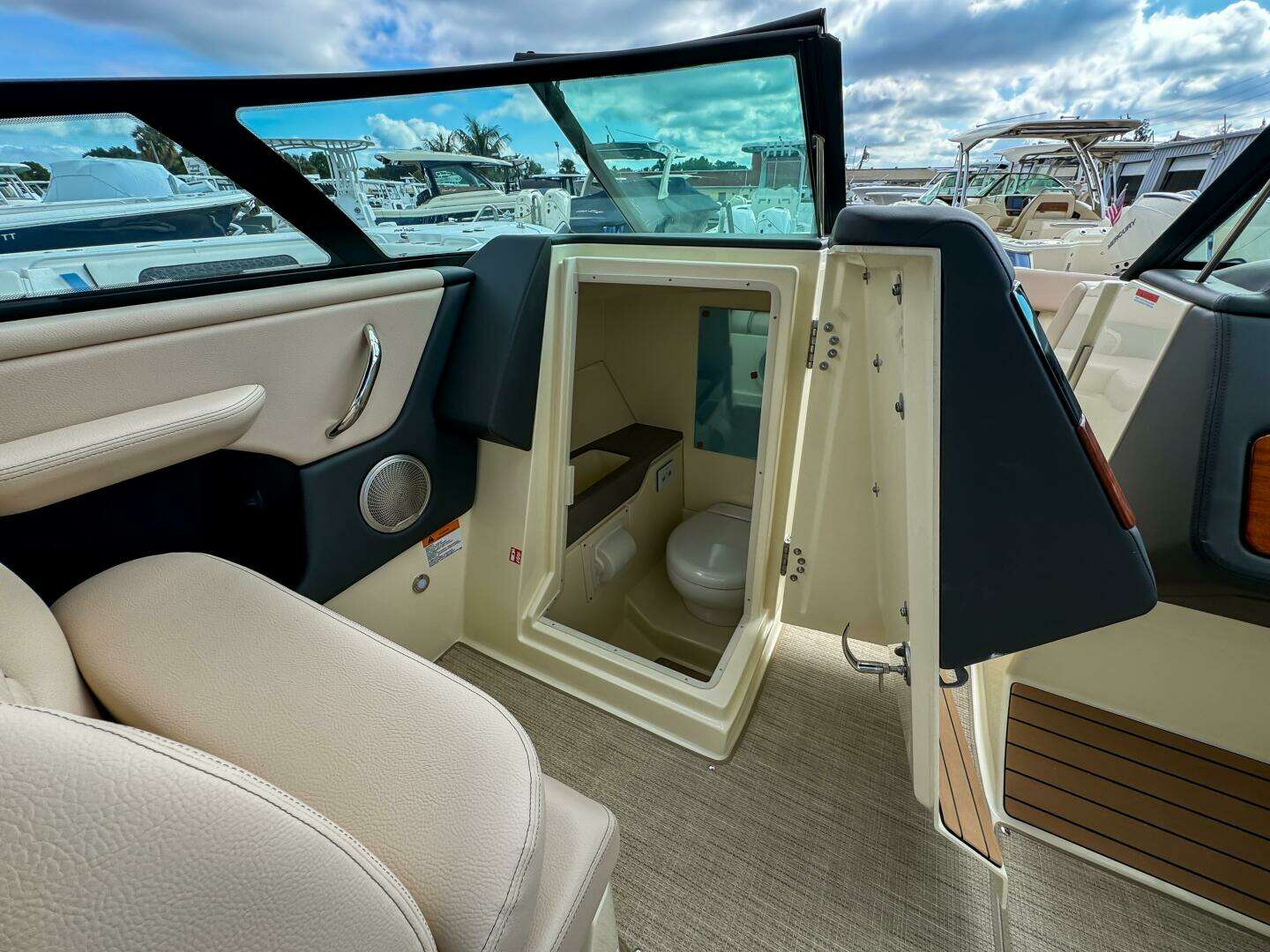 2026 Chris-Craft Sportster 28 - Image 23