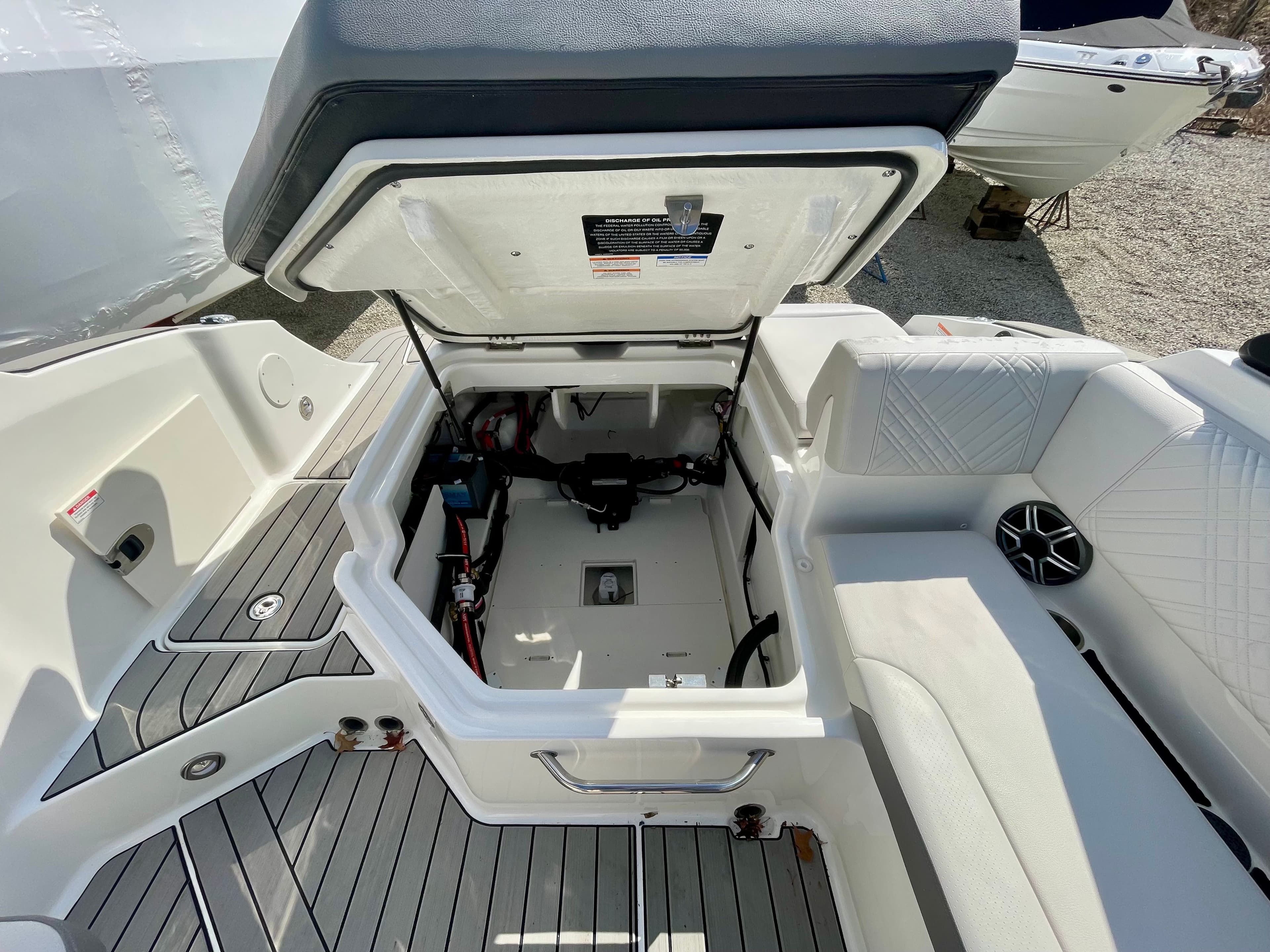 2026 Sea Ray SDX 230 Outboard - 8