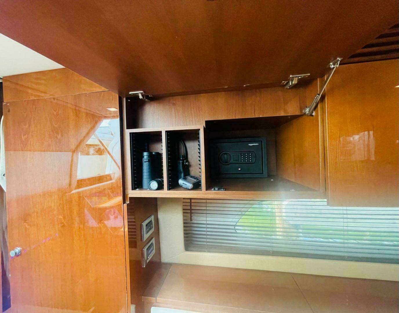 2010 Sea Ray 450 Sundancer - Image 32