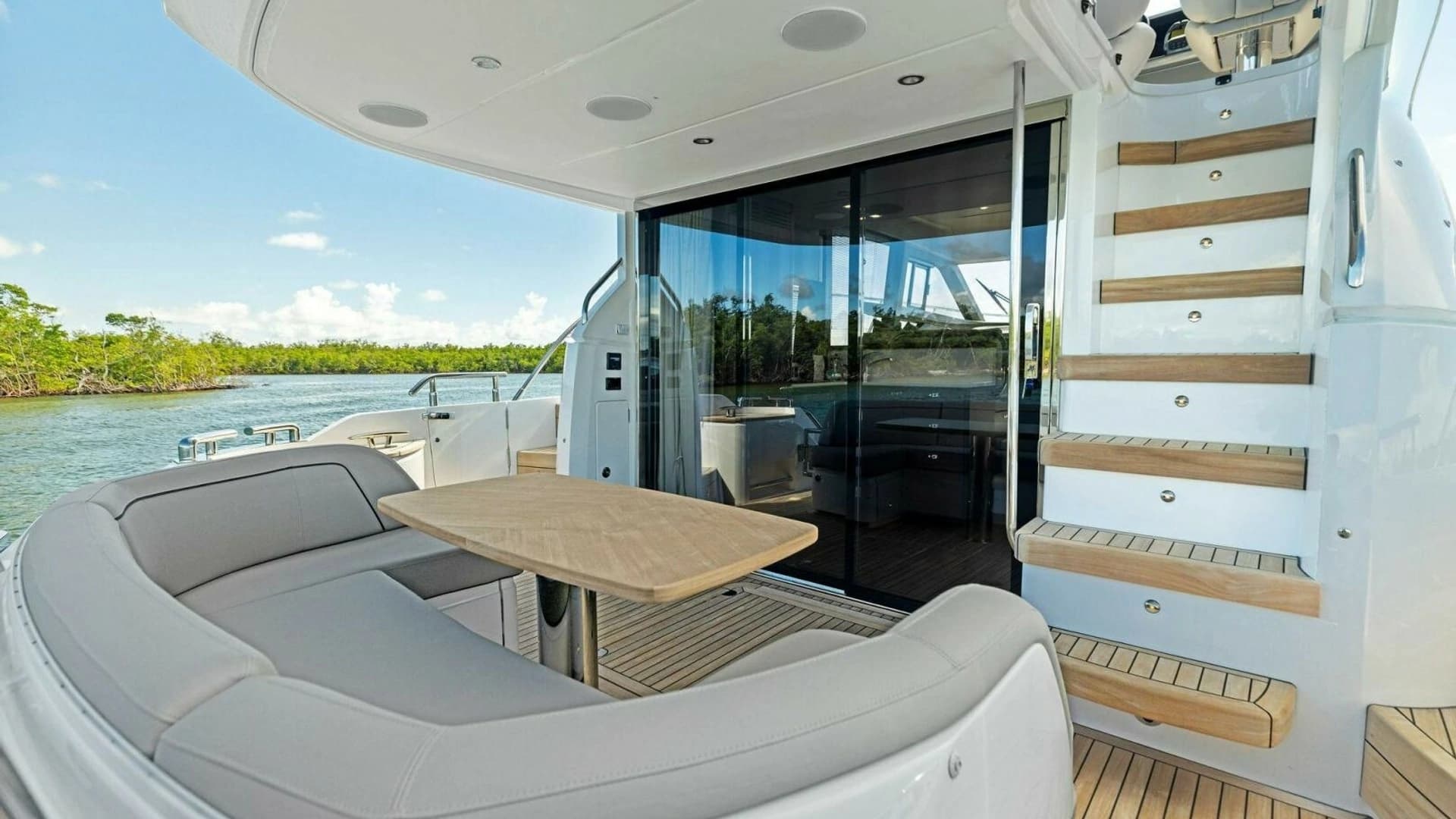 2025 Princess F50 Flybridge - Image 35
