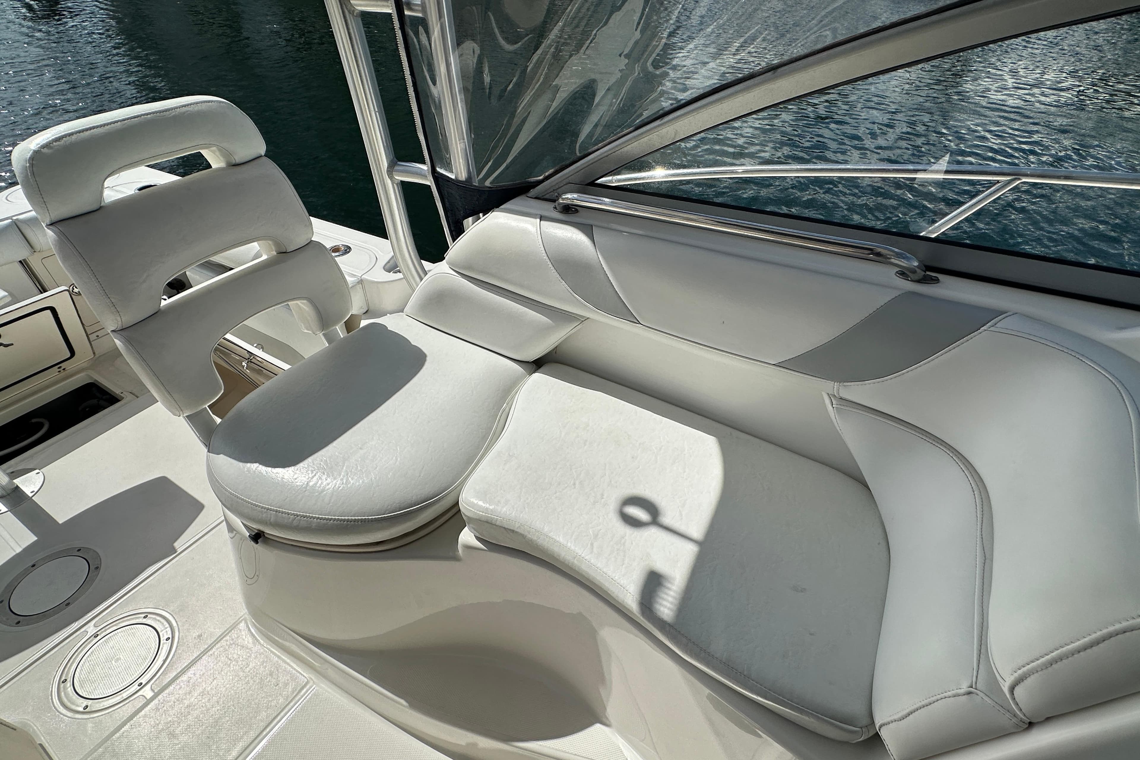 2006 Boston Whaler 285 Conquest boat interior with white cushioned seating.