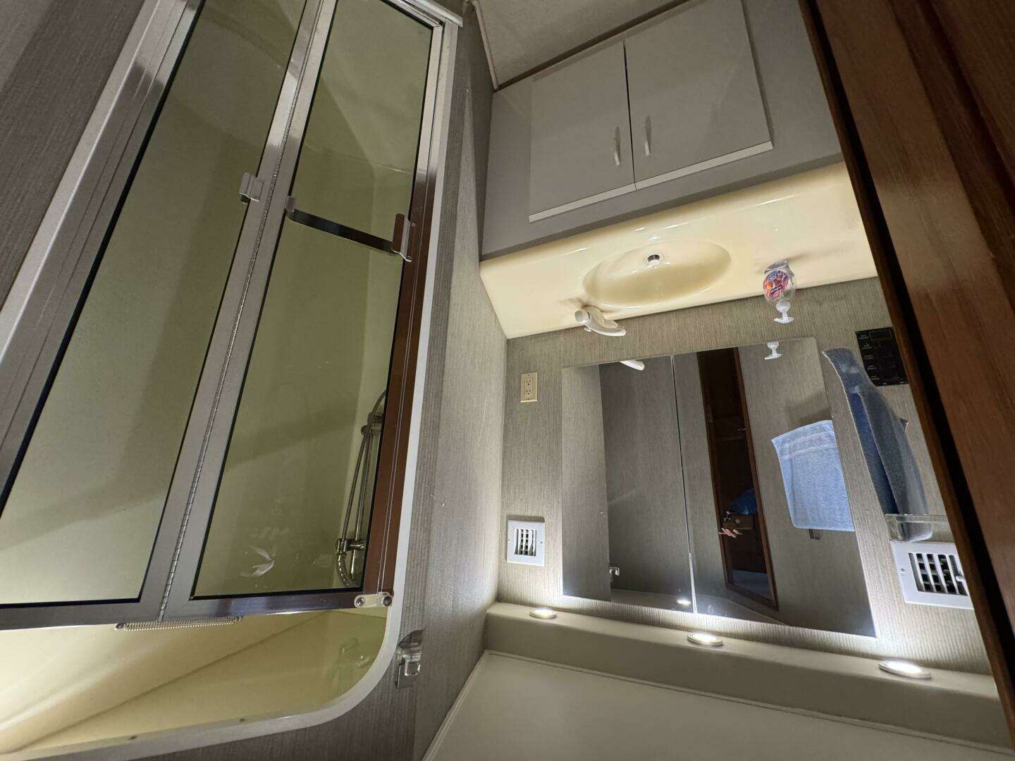 1995 Viking 58 Convertible - Image 44