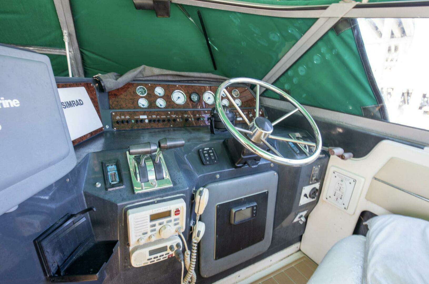 1990 Sea Ray 420 Sundancer - Image 17