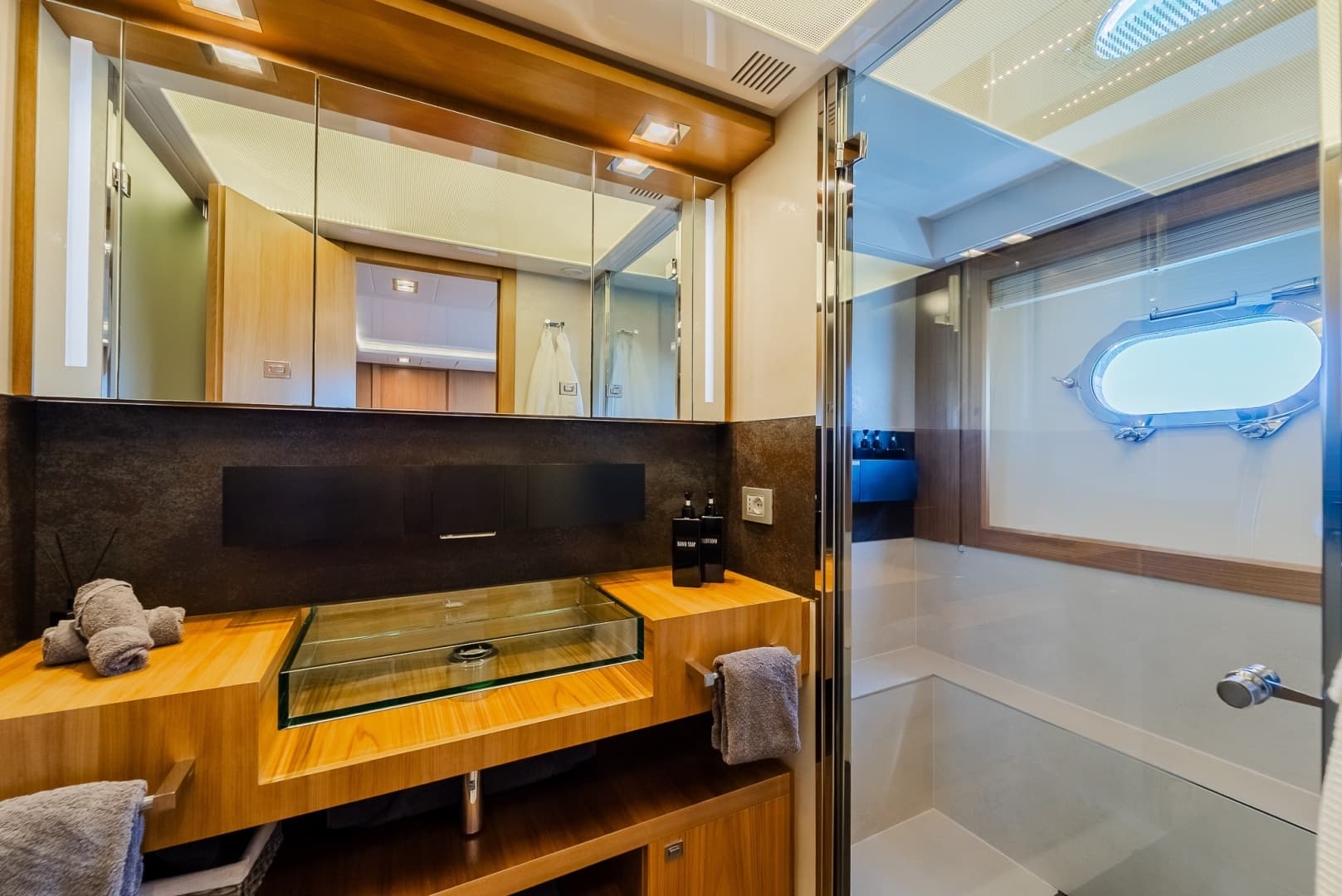 2012 Custom Line Raised Pilothouse - Image 33