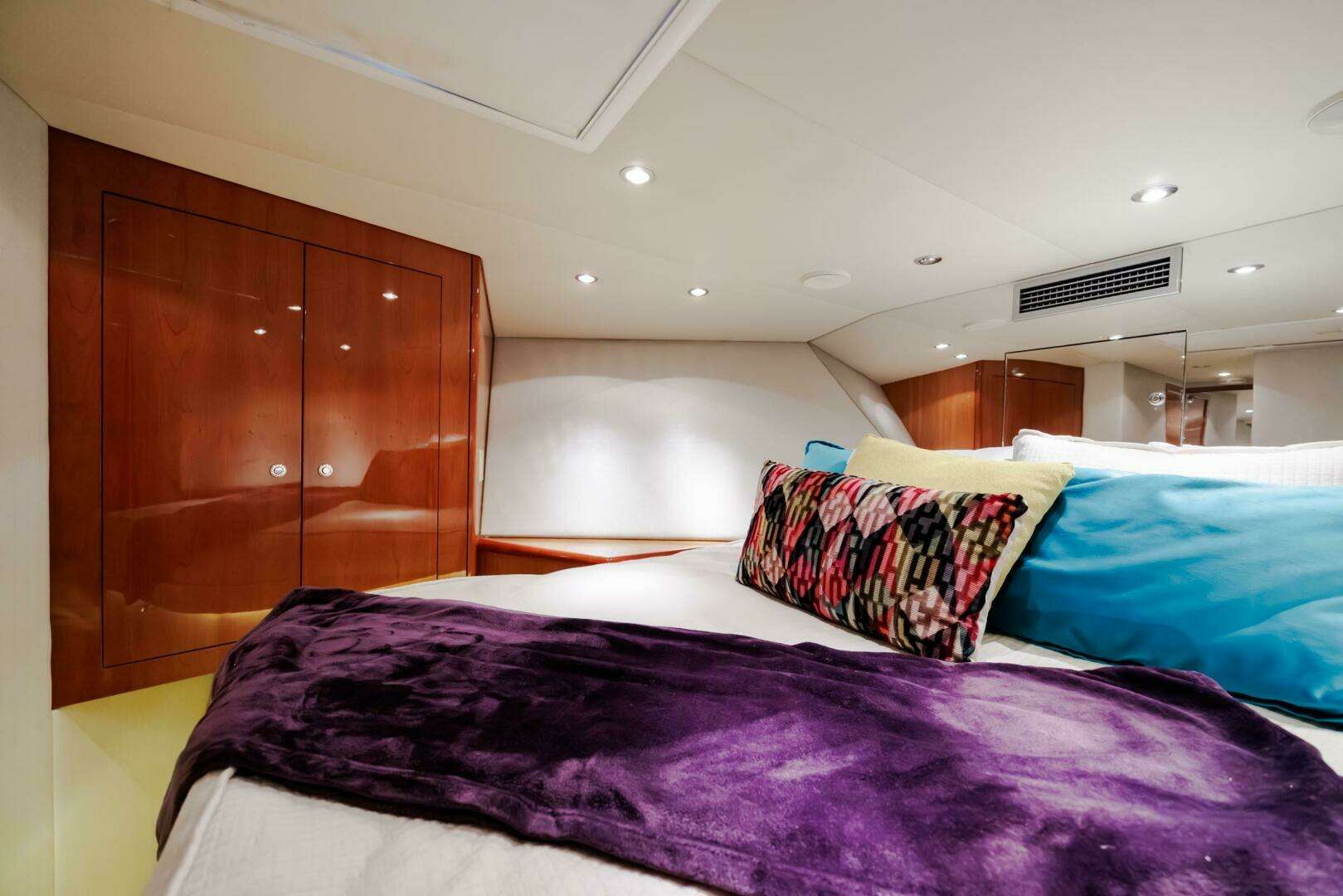 2005 Hatteras 50 Convertible - Image 40
