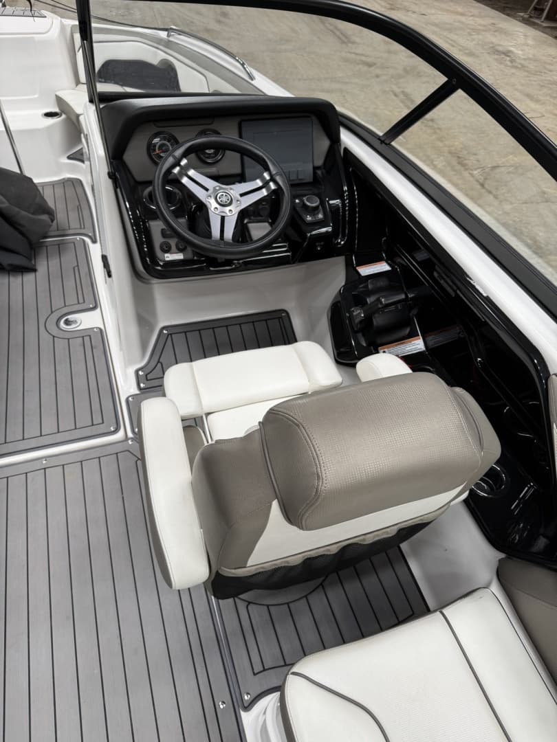 2018 Yamaha Boats 212 Limited S - Image 3