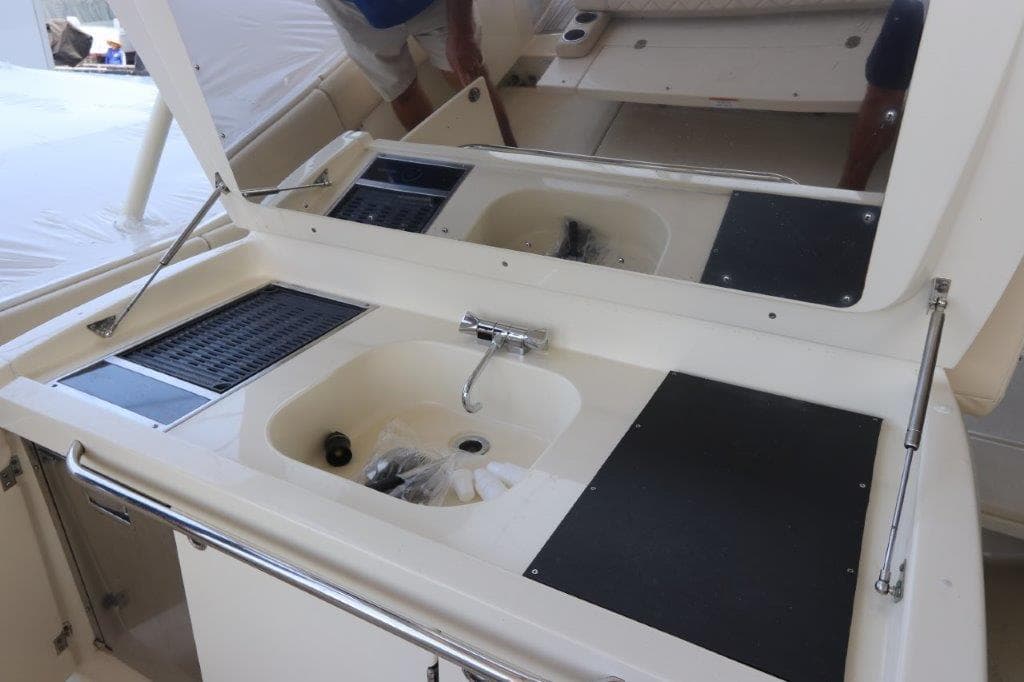 Chris-Craft 35 Catalina 2017 boat sink and countertop area.