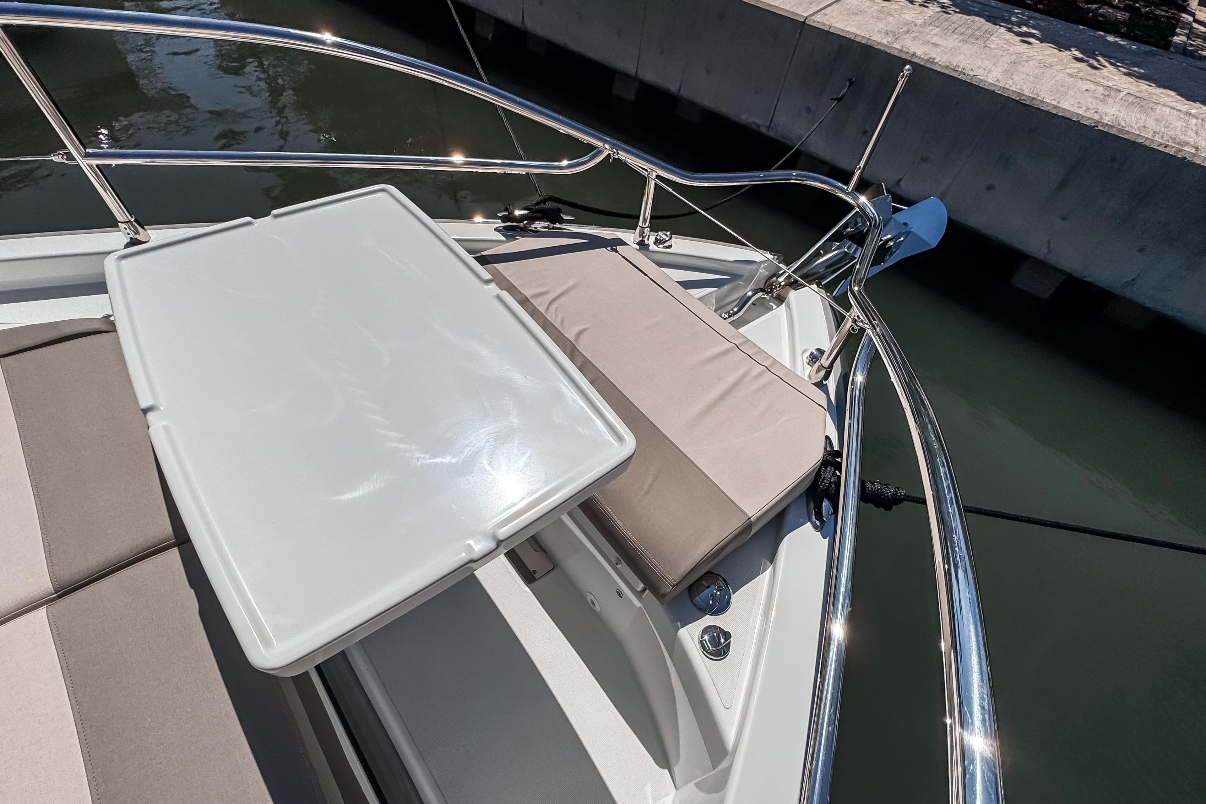 Wellcraft 44 Explorer 2026 with deck view and seating area.