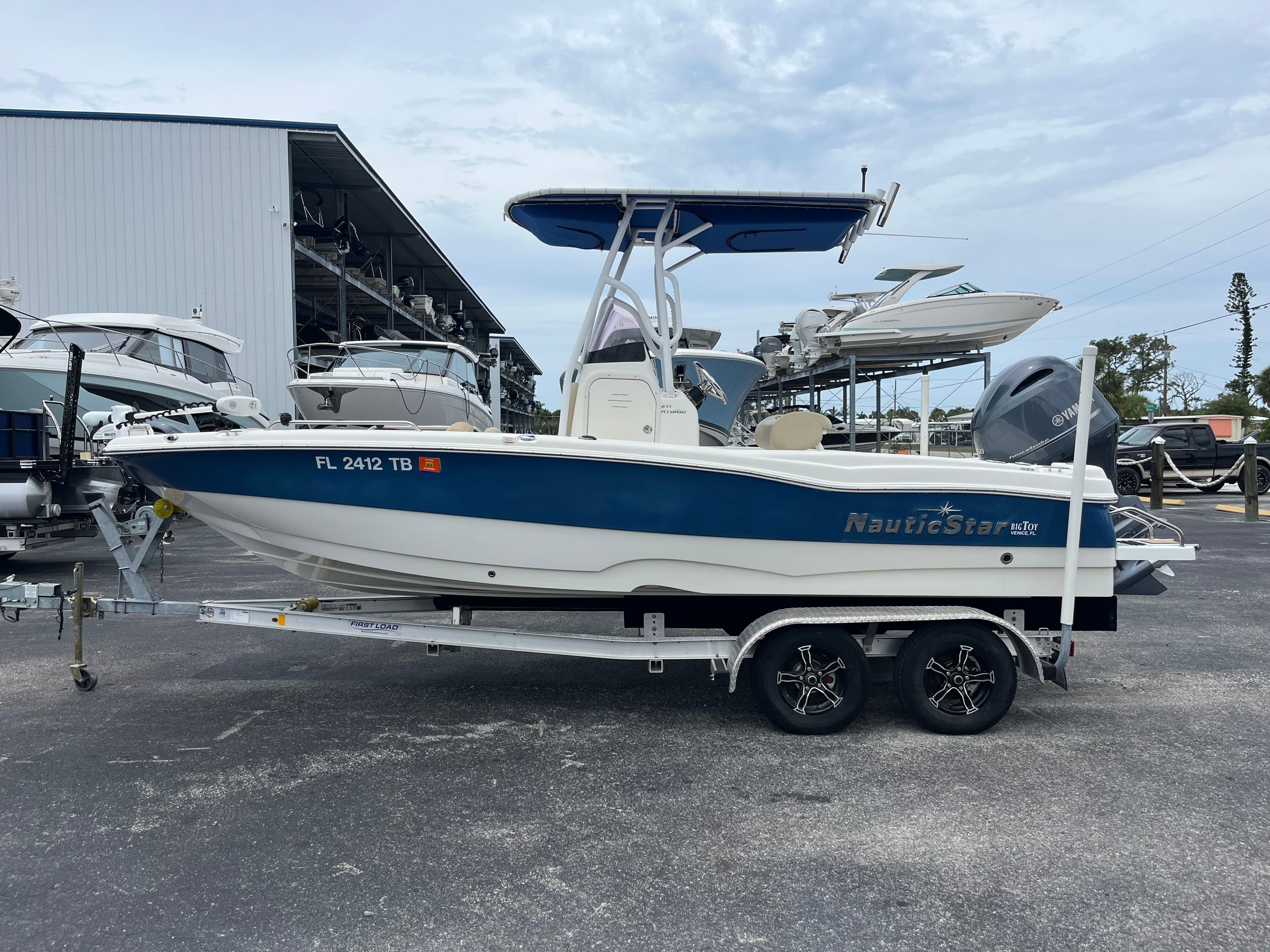 2022 NauticStar 211 Hybrid