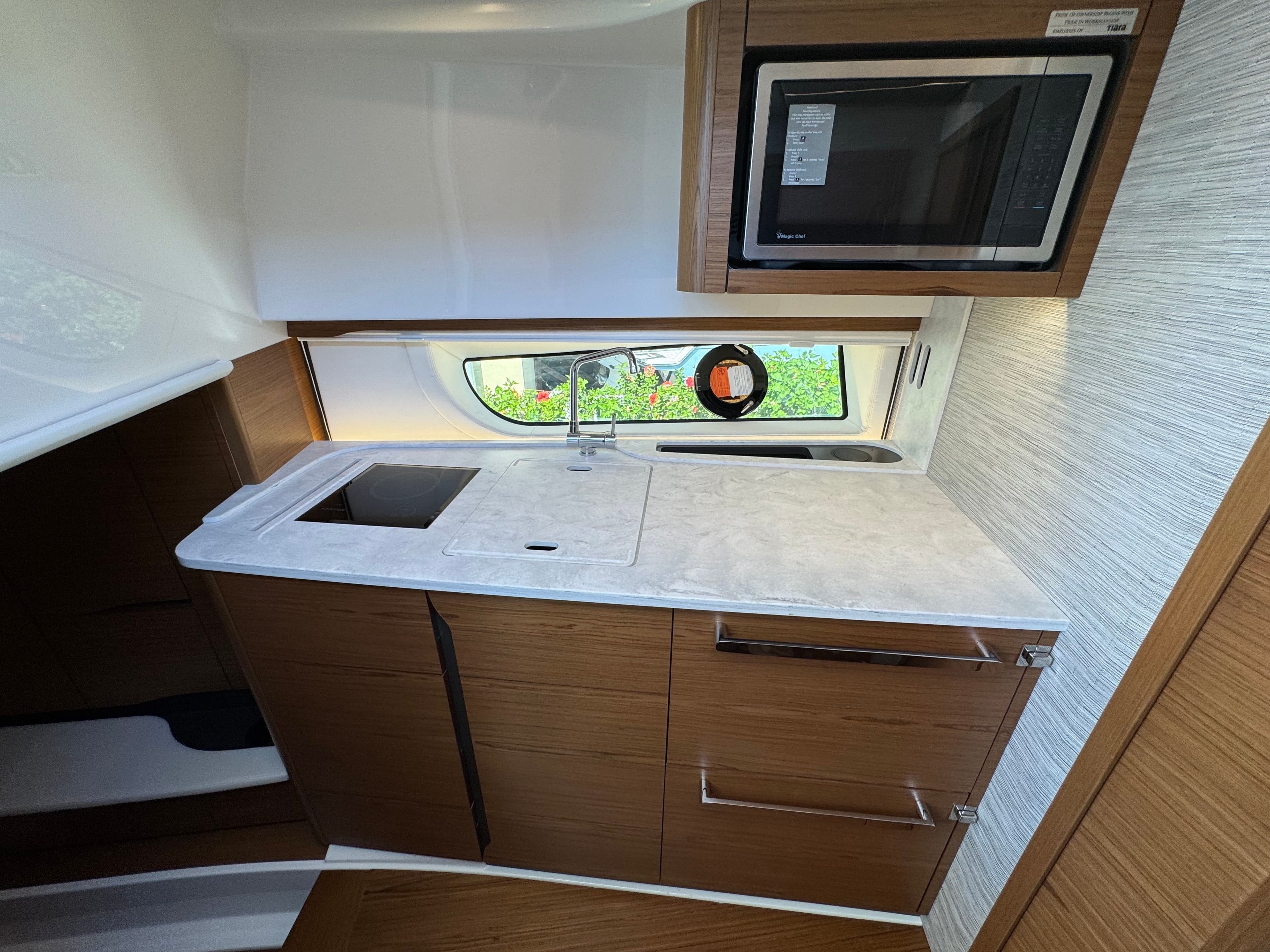 2026 TIARA YACHTS 39 LE - Image 78