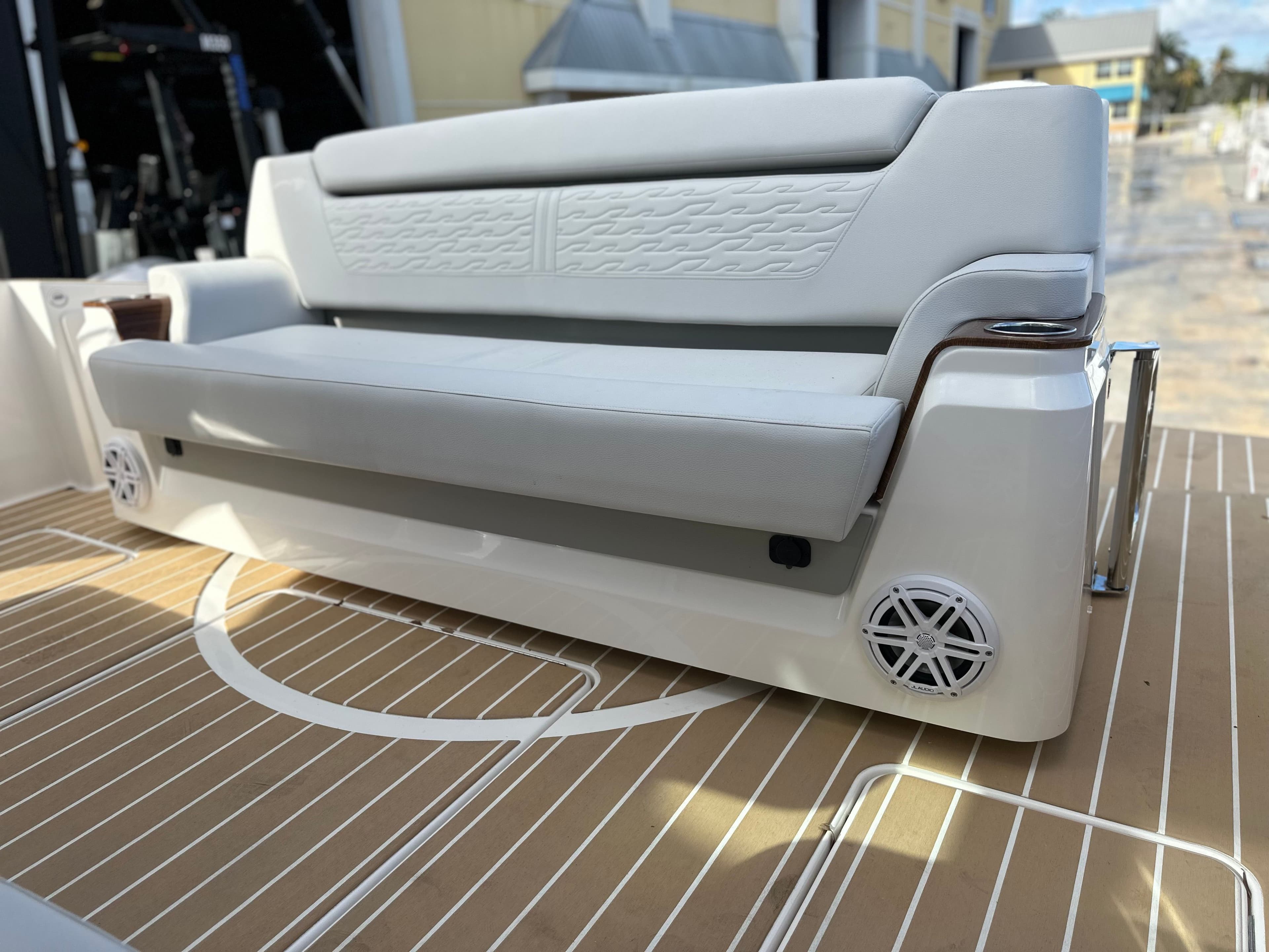 2026 TIARA YACHTS 39 LS - Image 15