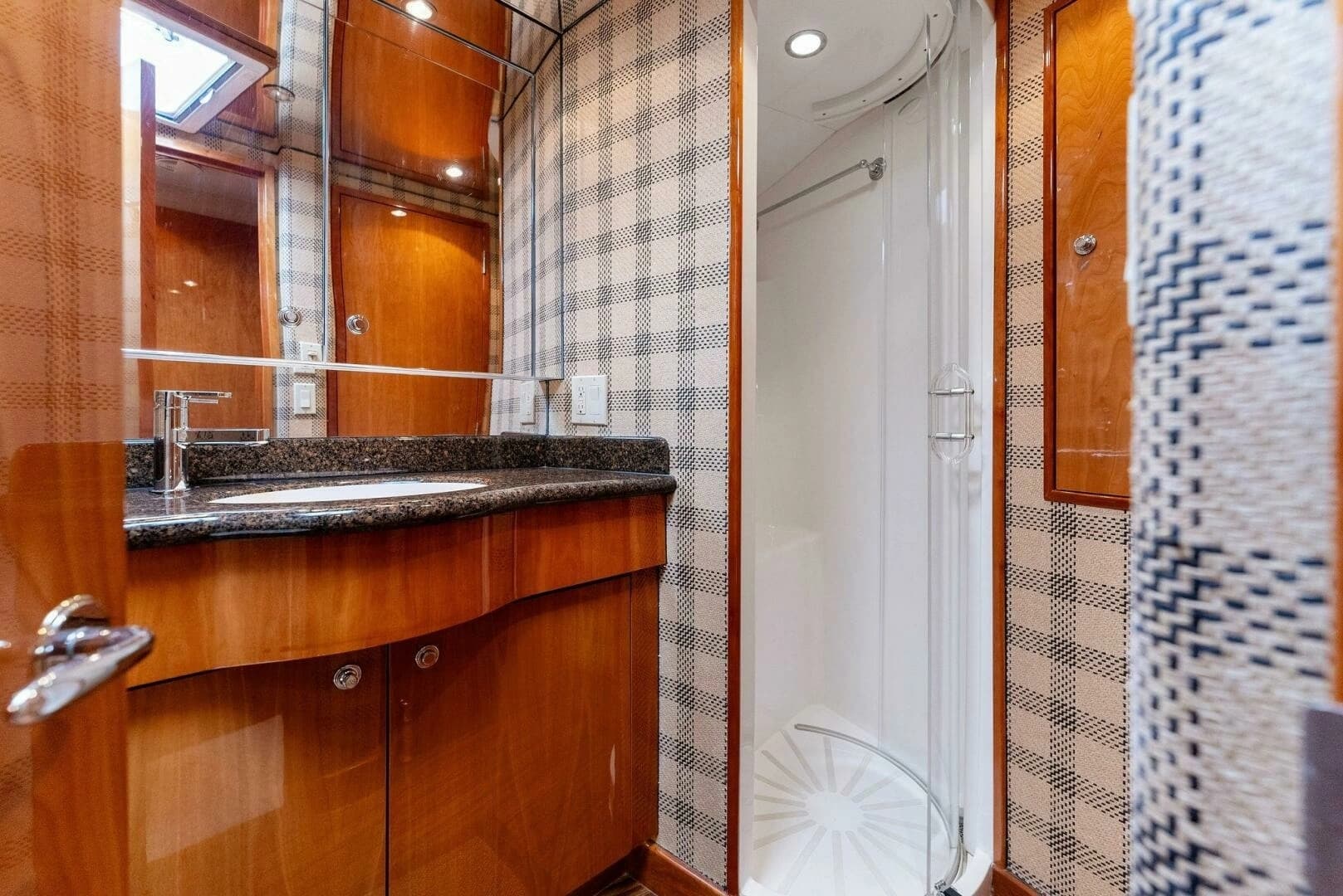 2007 Hatteras 64 Convertible - Image 23