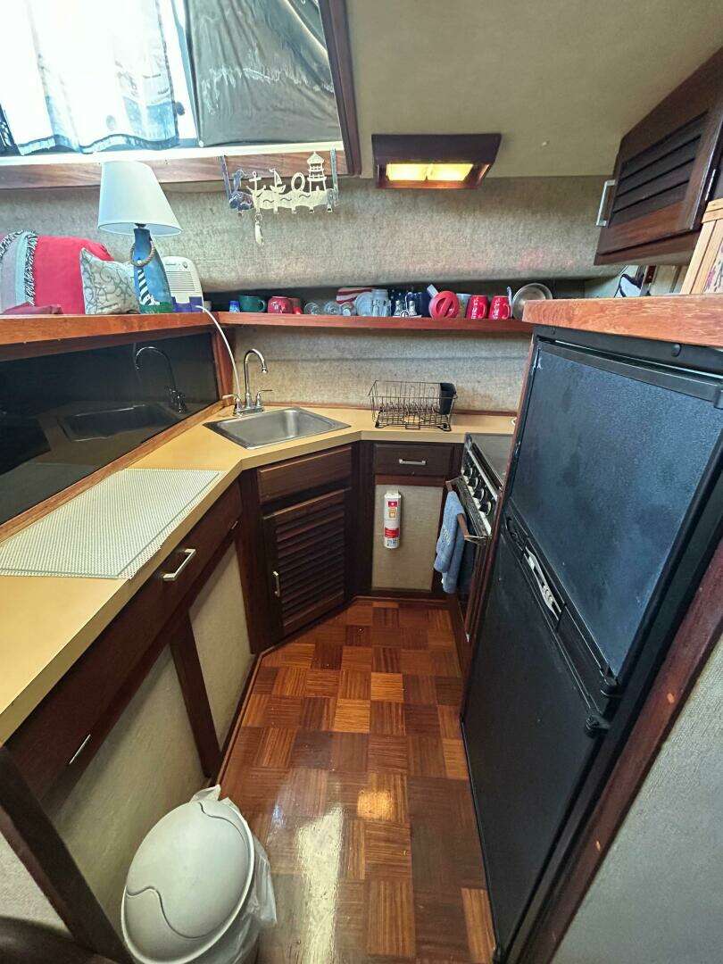 1982 Silverton 40 Aft Cabin - Image 8