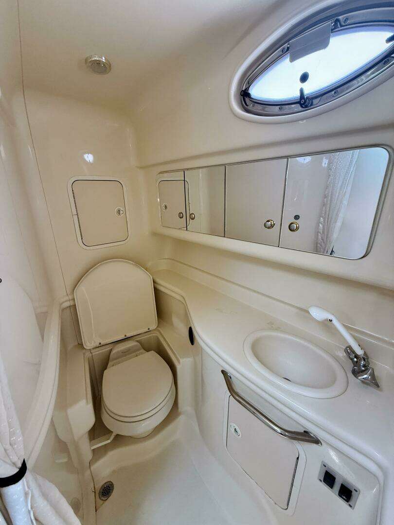 2004 Sea Ray 320 Sundancer - Image 16