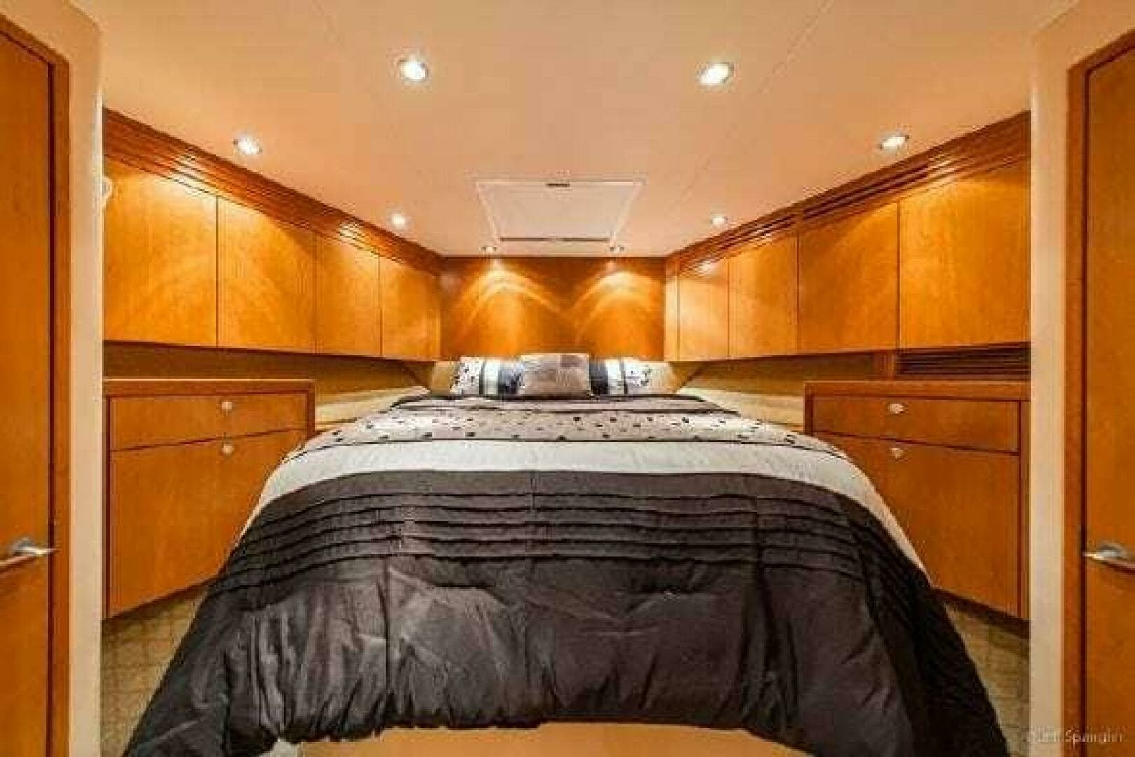 2008 Hatteras 77 Enclosed Bridge - Image 24