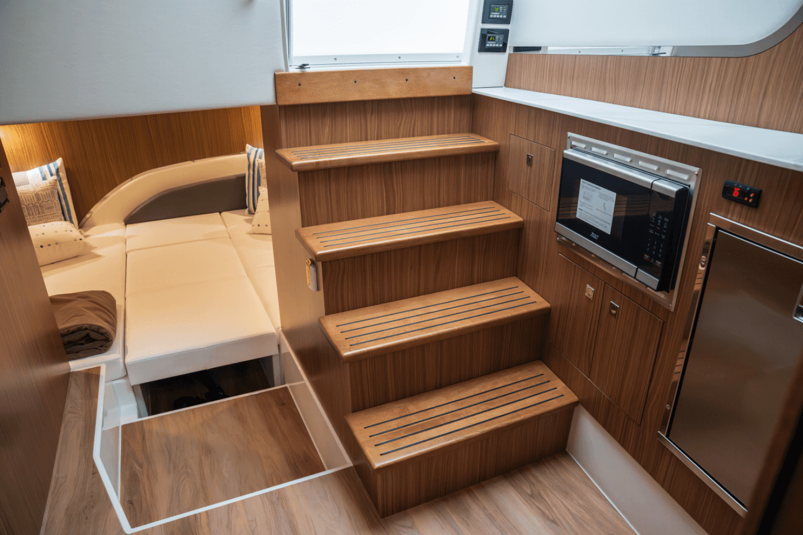 2026 Cruisers Yachts 50GLS OB - Image 34