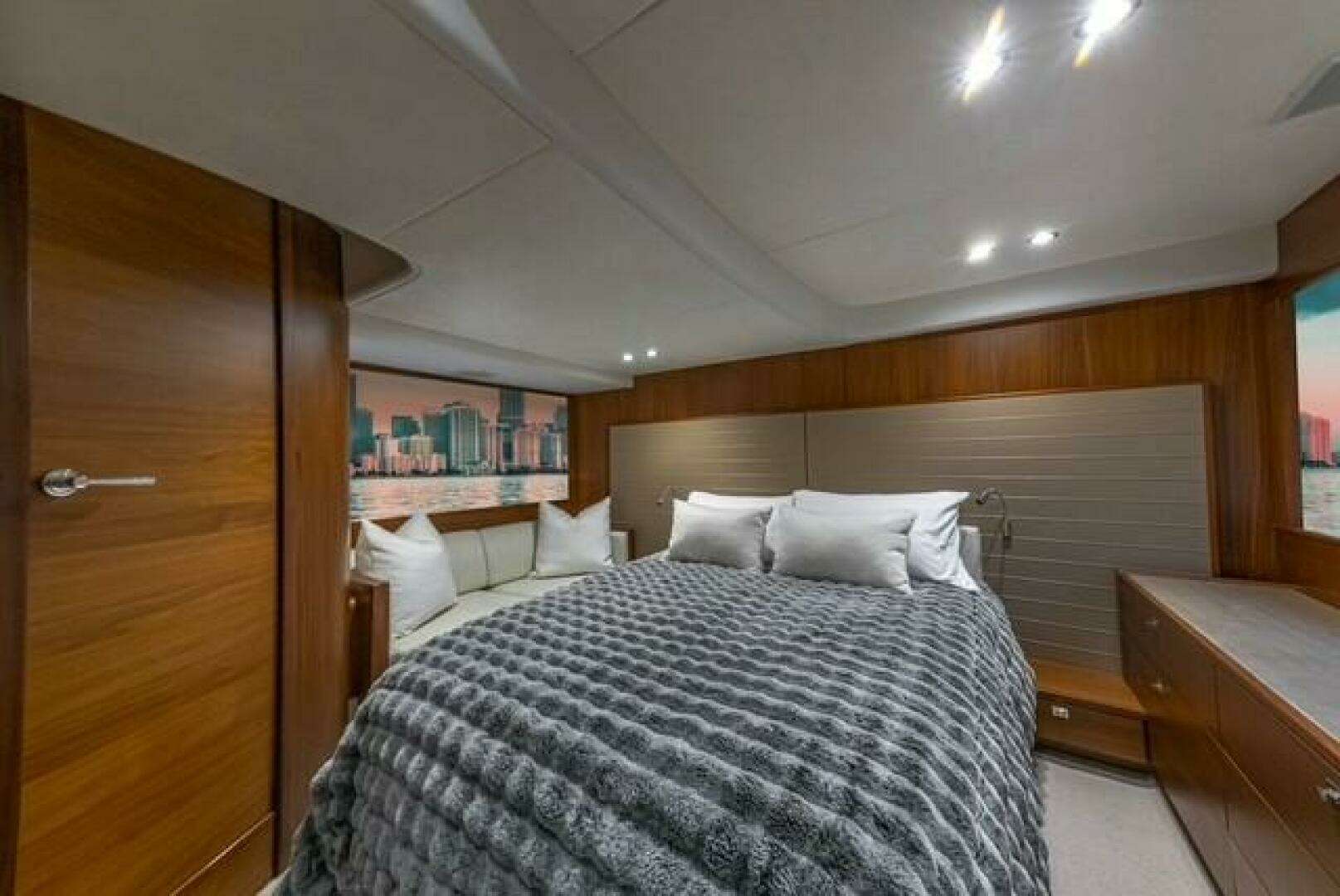 2017 Princess V48 - Image 23