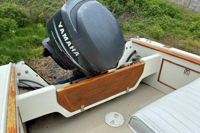 1986 Padebco 21 boat with Yamaha outboard motor, featuring wooden accents and seating.