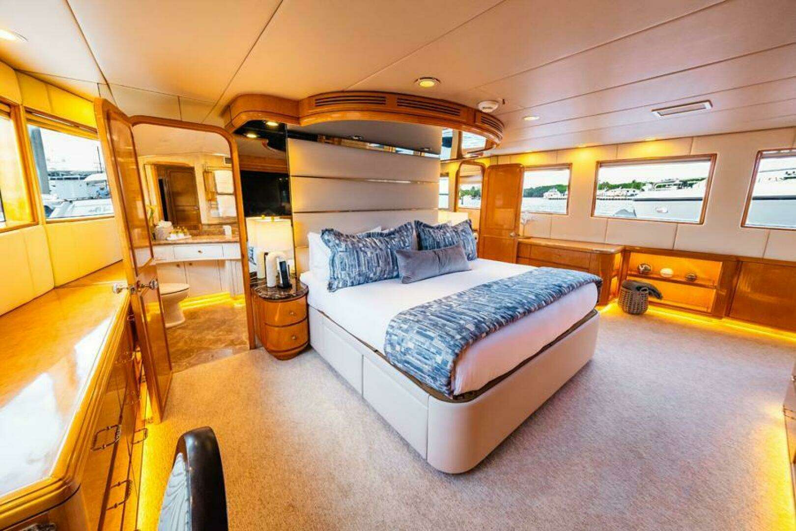1995 Hatteras Flybridge Motor Yacht - Image 13