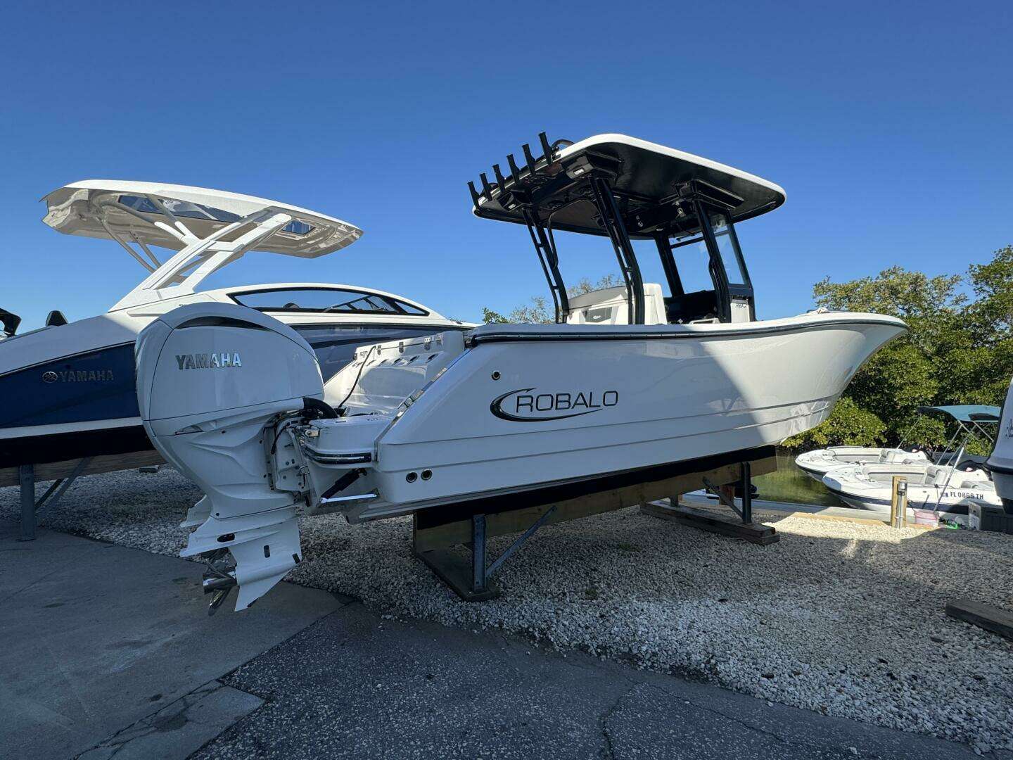 2023 Robalo R270 Center Console - Image 6