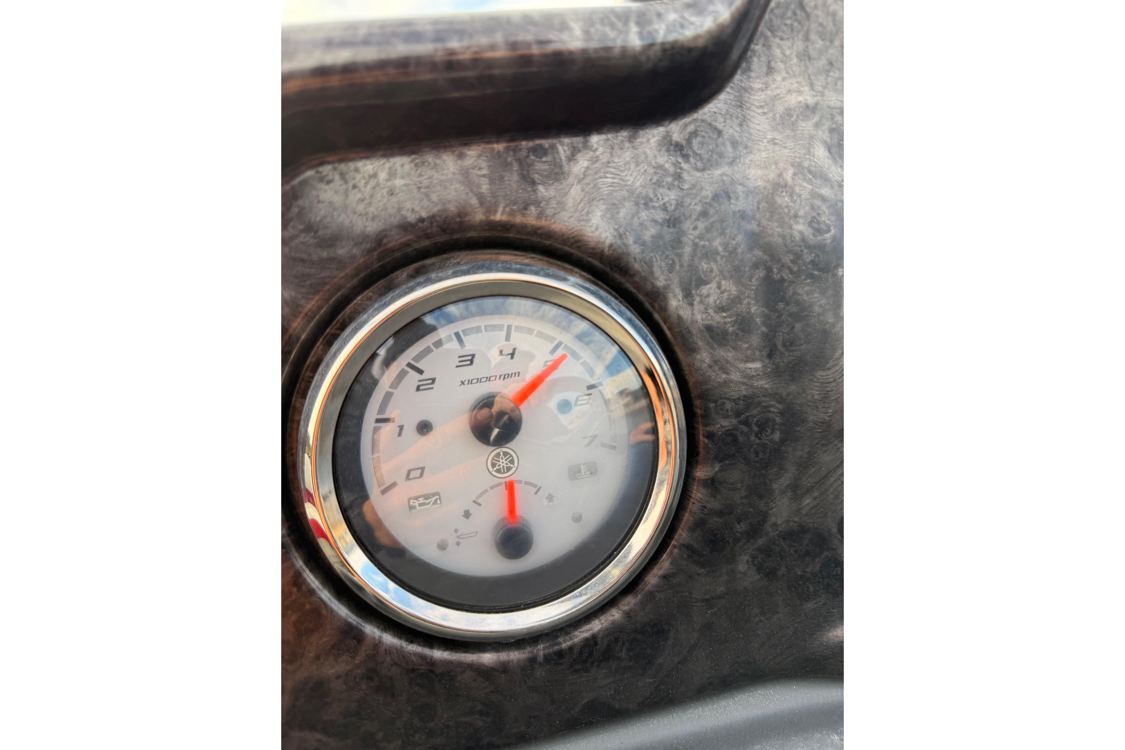 Tachometer of 2025 SunCatcher ELITE SERIES 324 SS, displaying RPM readings.