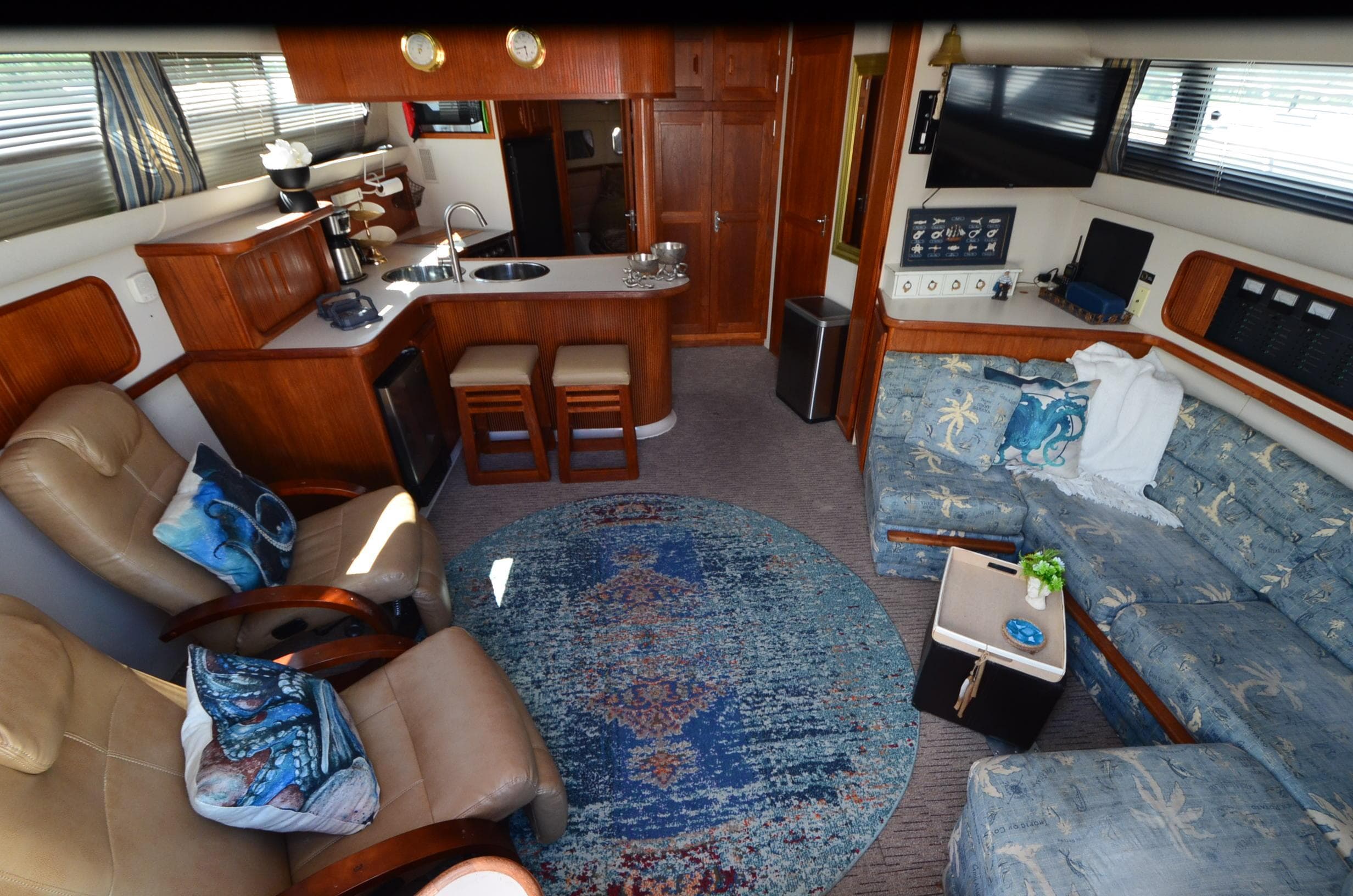 Interior of 1989 Carver Santego 3867 yacht with cozy seating and modern amenities.