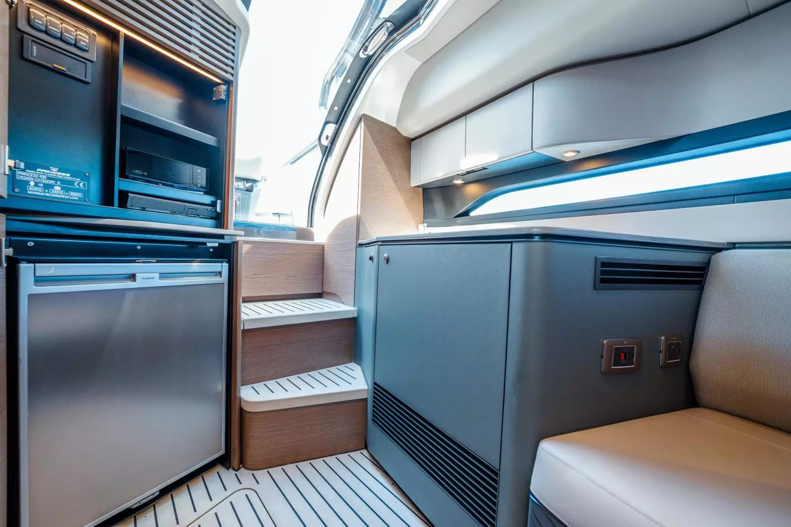 2022 Princess R Class 35 - Image 25