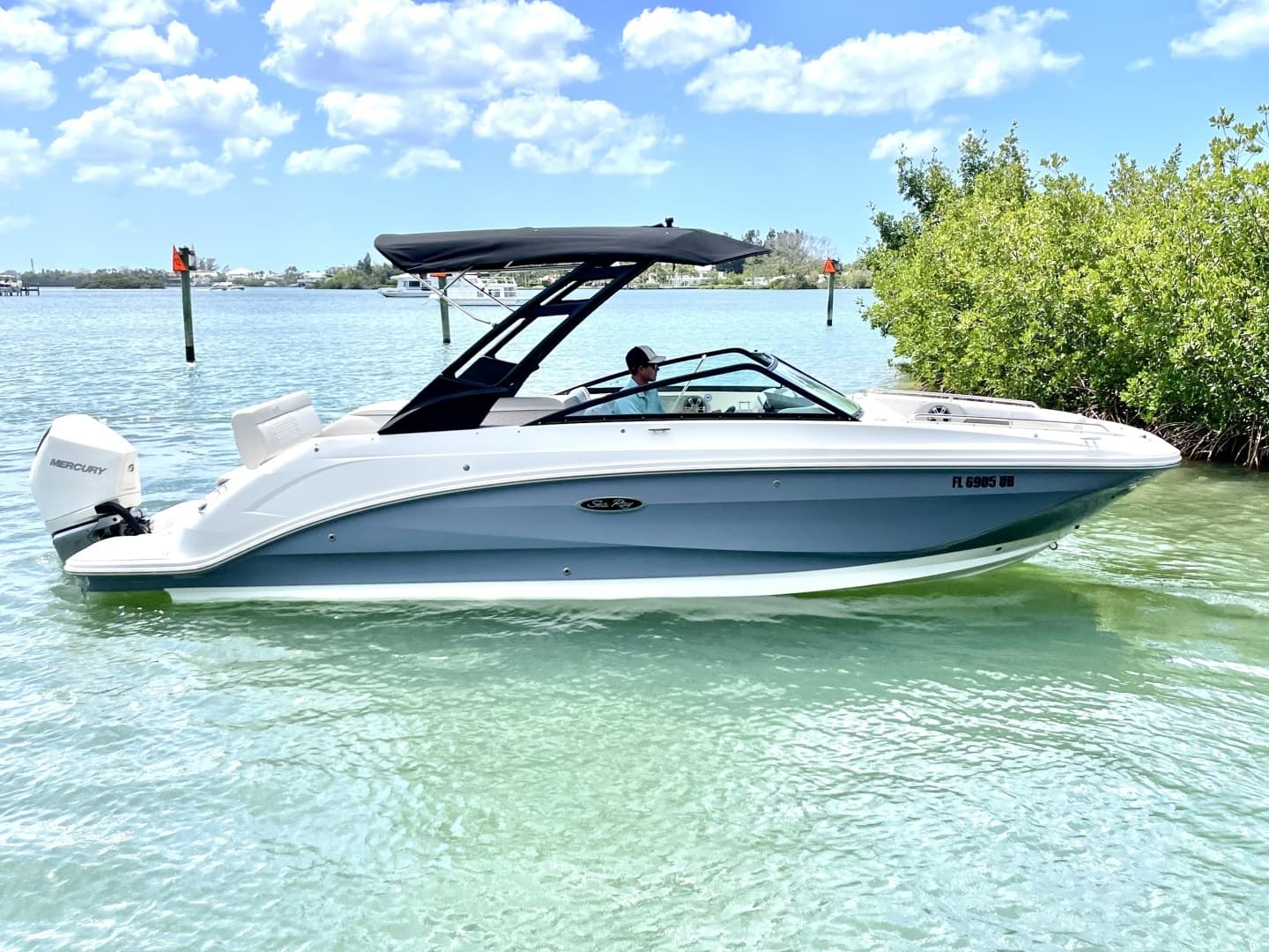 2024 Sea Ray SDX 25 Outboard - Image 2