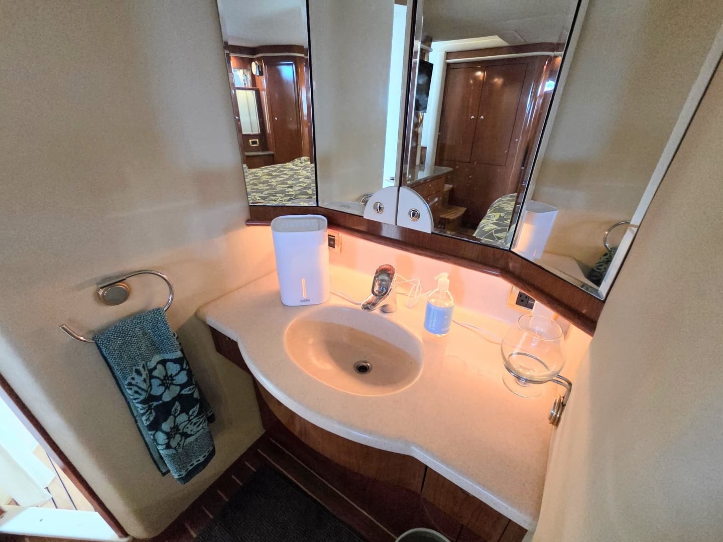 2002 Sea Ray 480 Motor Yacht - Image 17