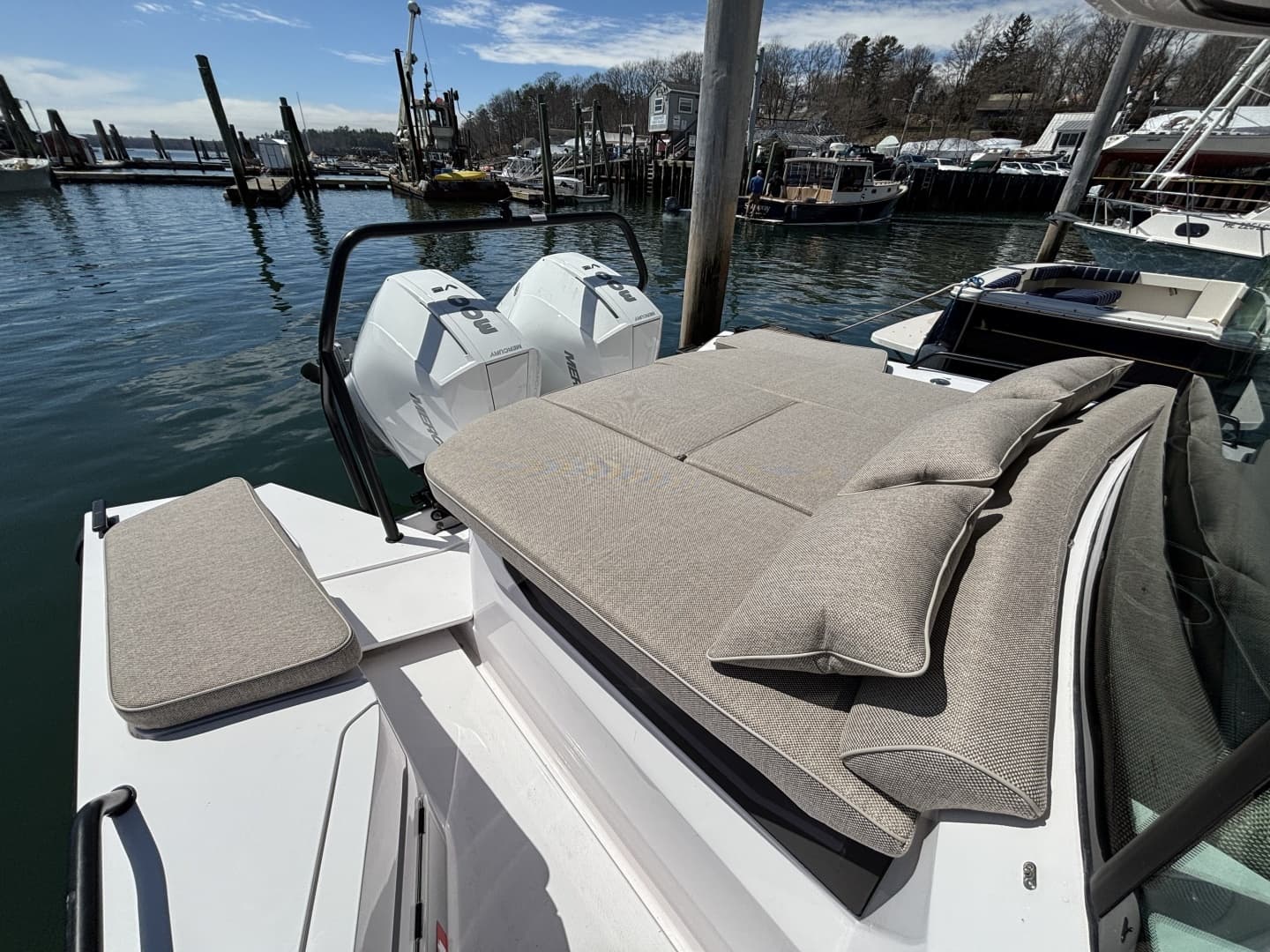 2023 Axopar 37XC Cross Cabin - Image 15