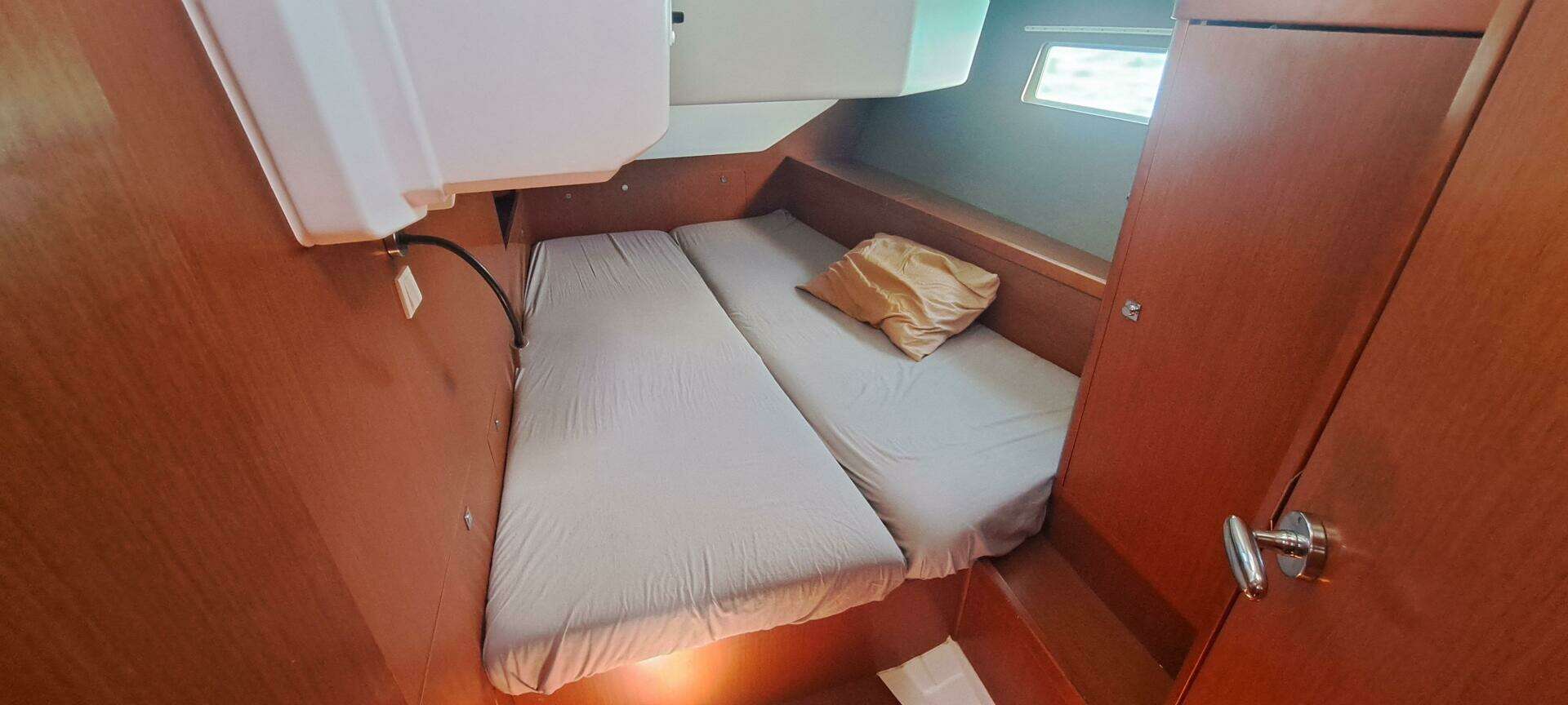 2015 Beneteau Oceanis 45 - Image 13
