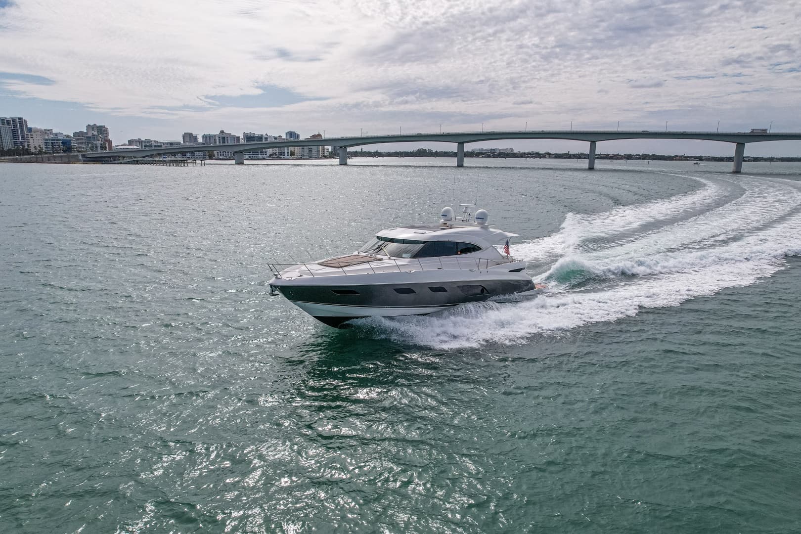 2015 Riviera 6000 Sport Yacht - Image 16