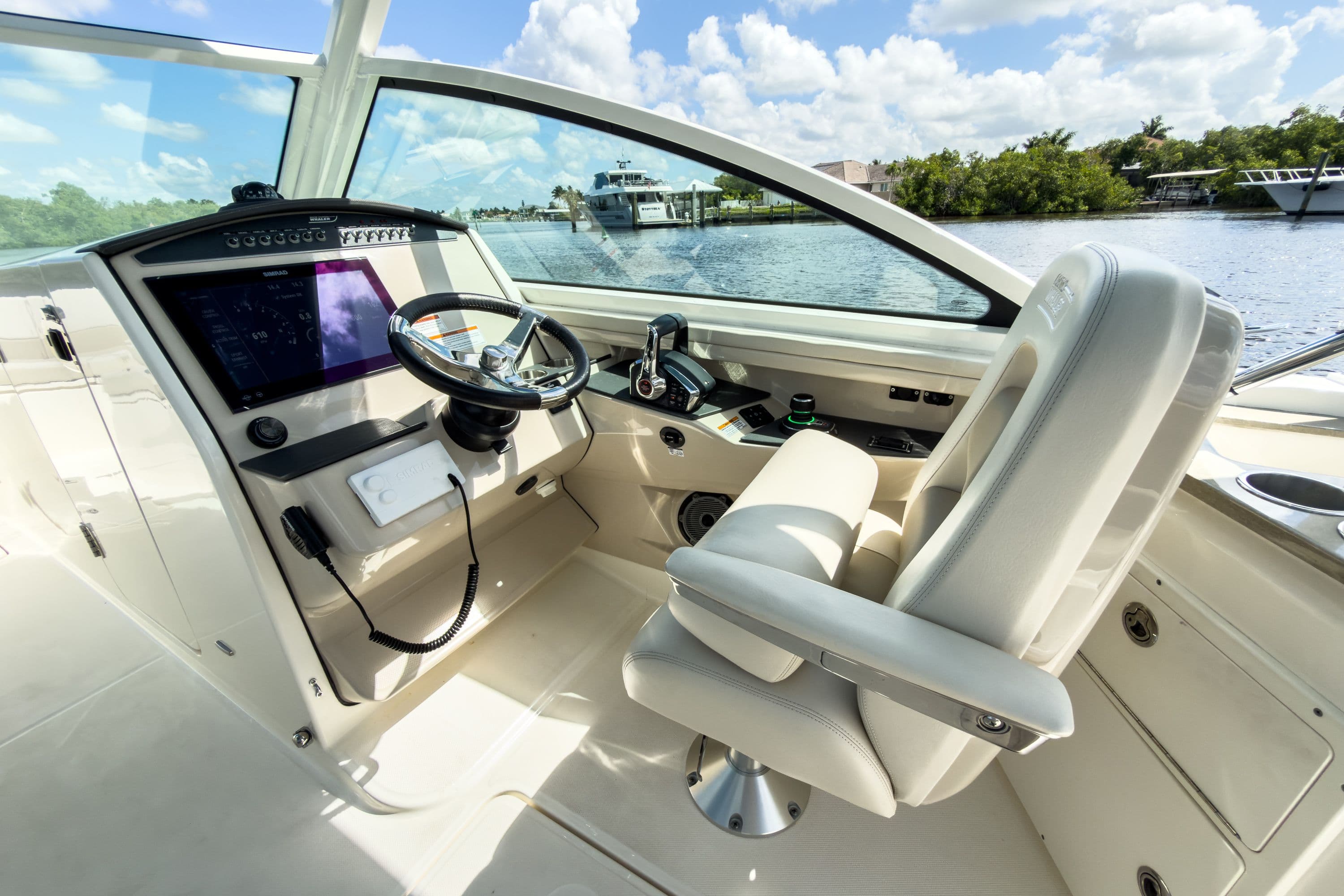 2023 Boston Whaler 320 Vantage - 17