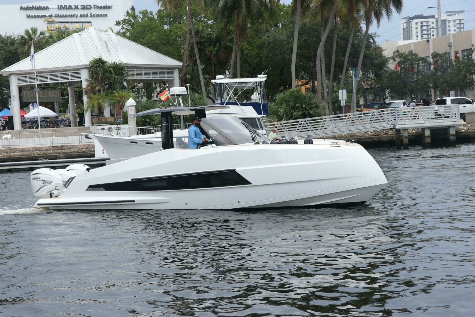 2024 Astondoa 377 Coupe Outboard - Image 4