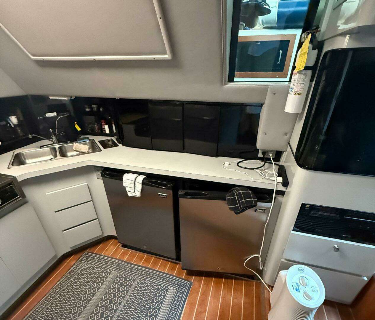 1989 Sea Ray 460 Express Cruiser - Image 16