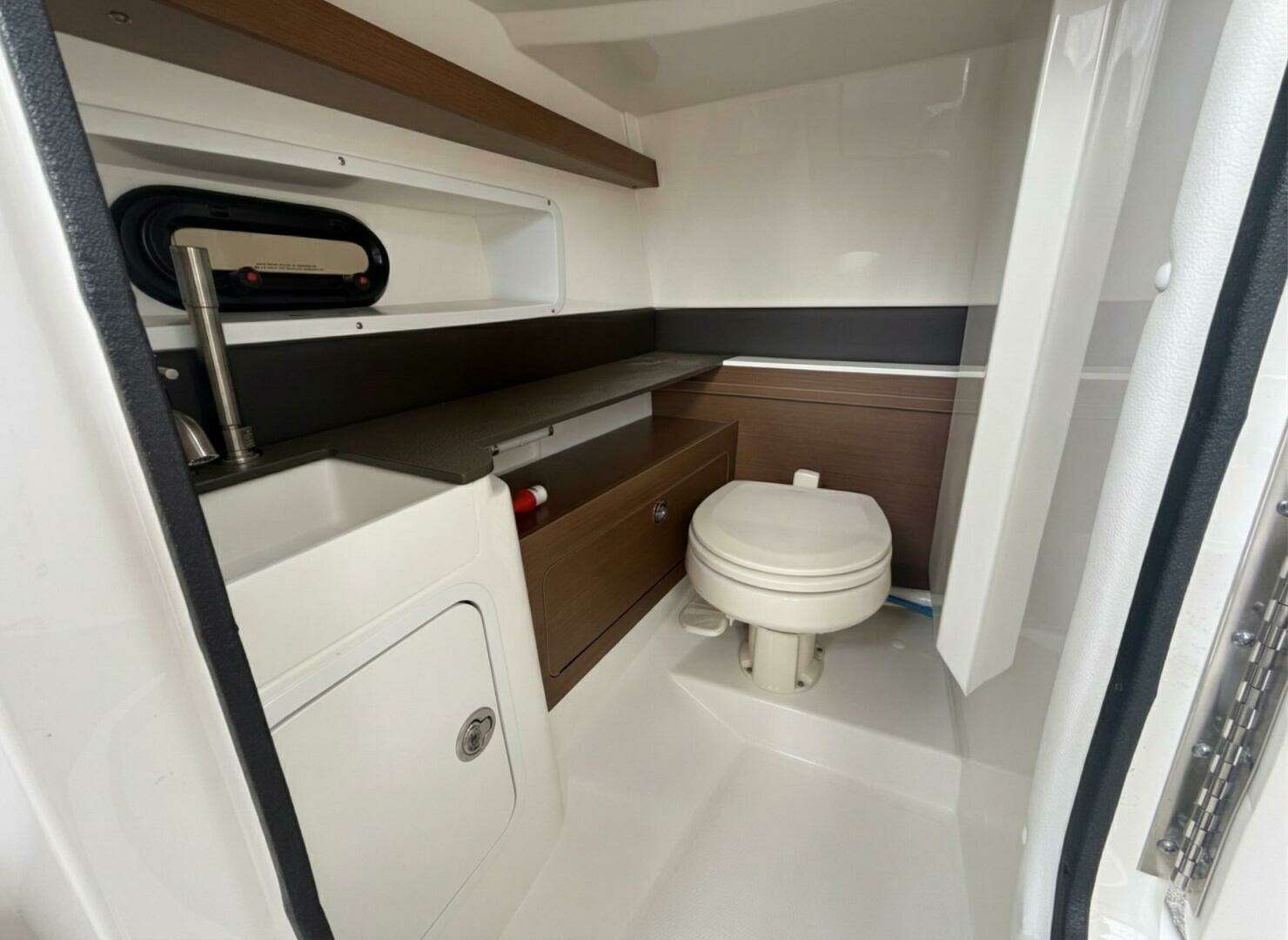 2018 Sea Ray SDX 290 Outboard - Image 13
