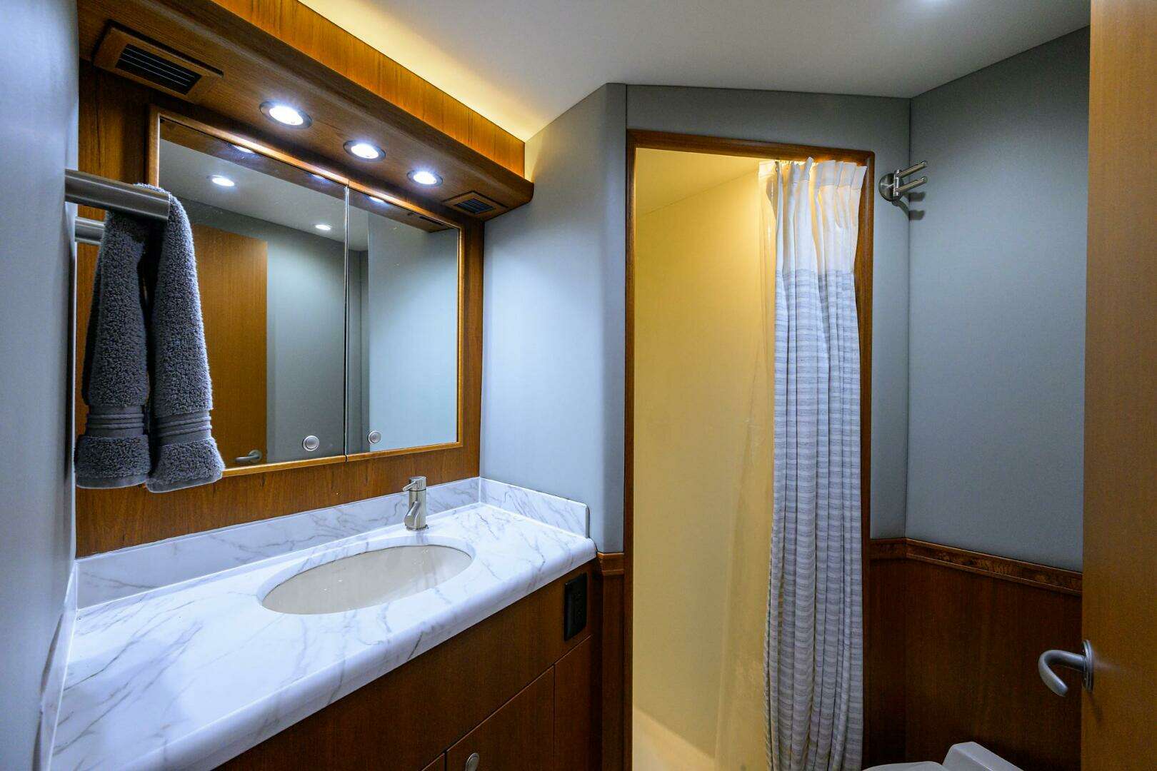 2001 Viking 61 Convertible - Image 14
