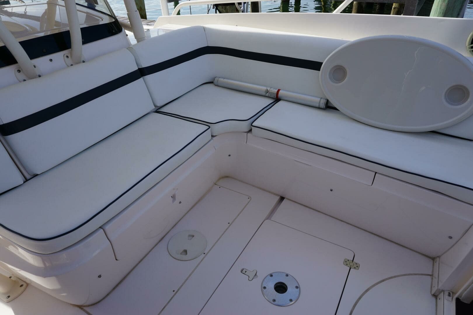 2008 Intrepid 323 - Image 12