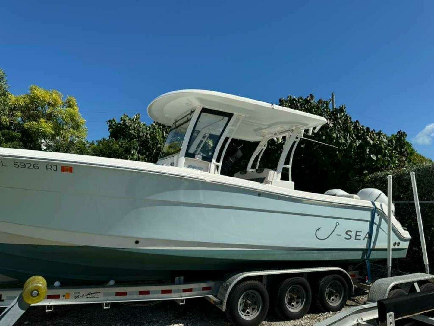 2017 Robalo R302 - Image 4