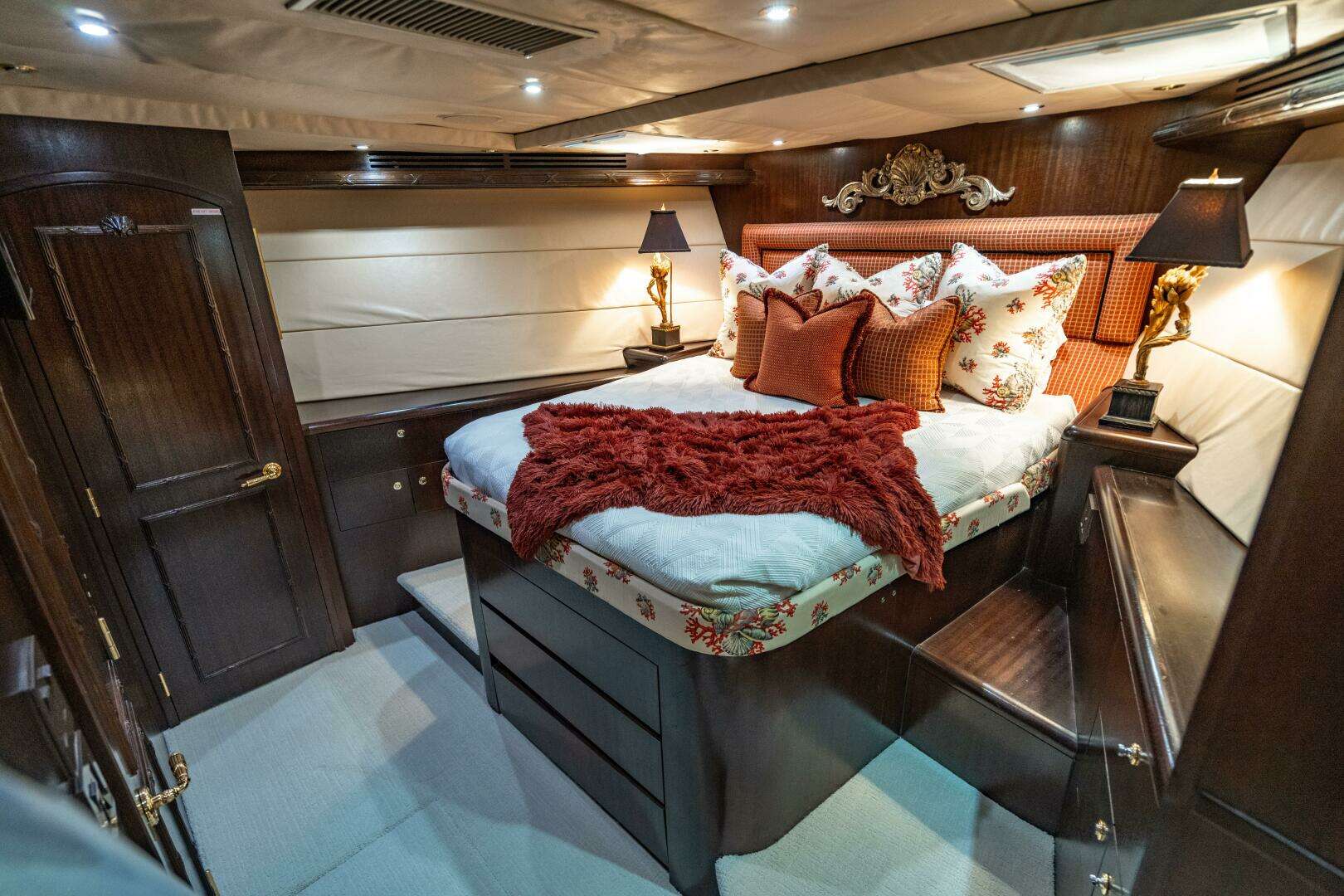 2001 Hatteras 100 Motor Yacht - Image 37