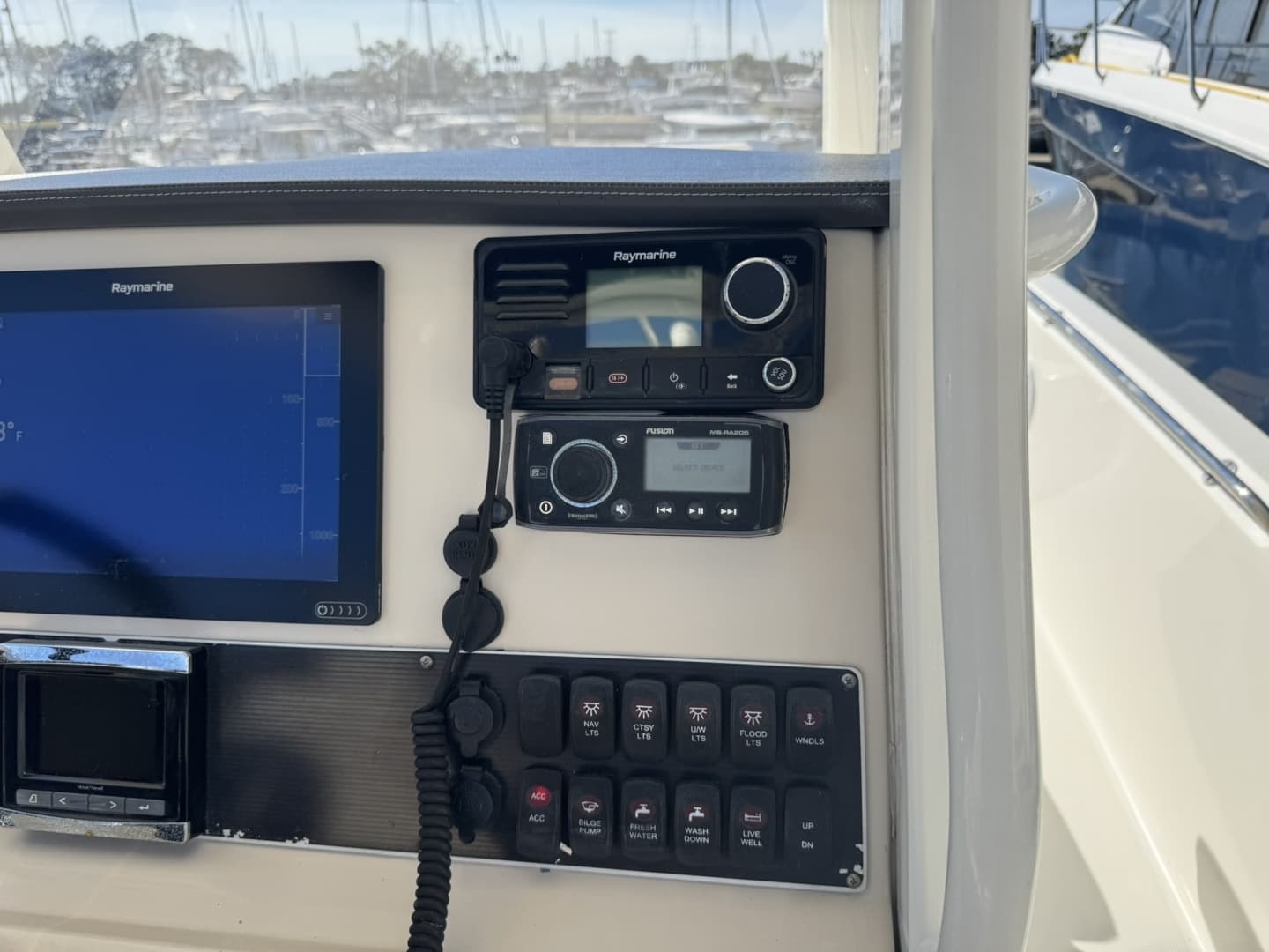 2019 Boston Whaler 270 Dauntless - Image 31